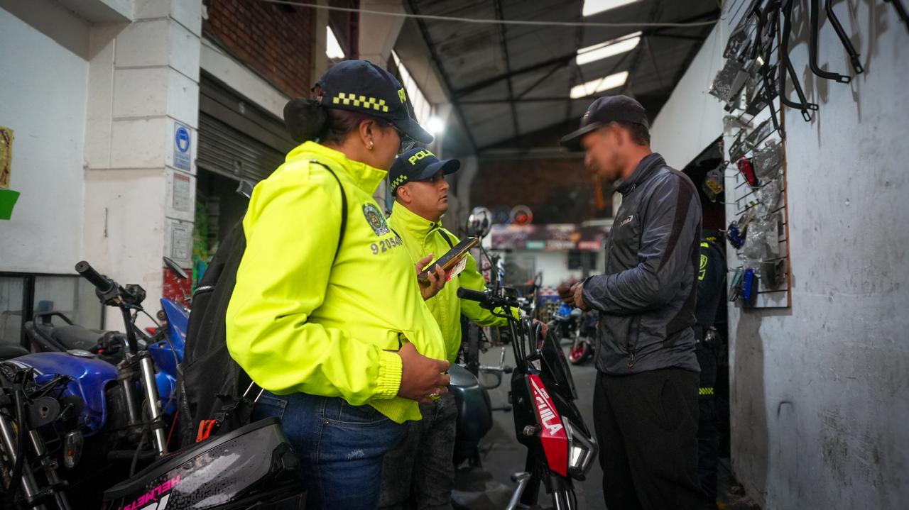 Un hombre junto a dos policías