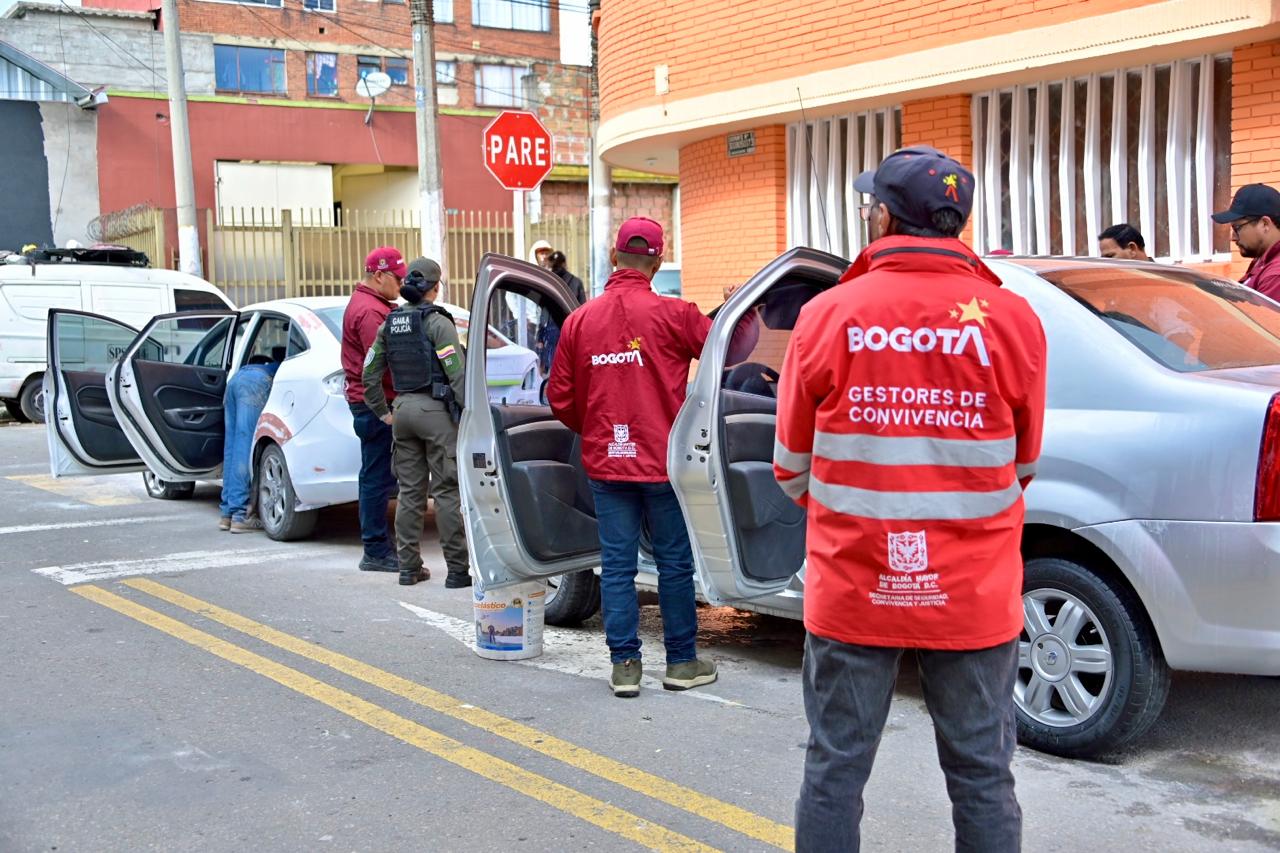 Autoridades hallaron botellas de licor adulterado listas para la venta en bar del Santa Fe