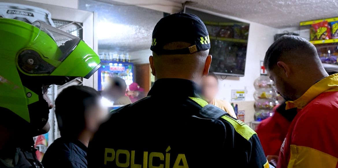 Niño de 9 años fue hallado dentro de tienda donde su padre consumía licor en Engativá