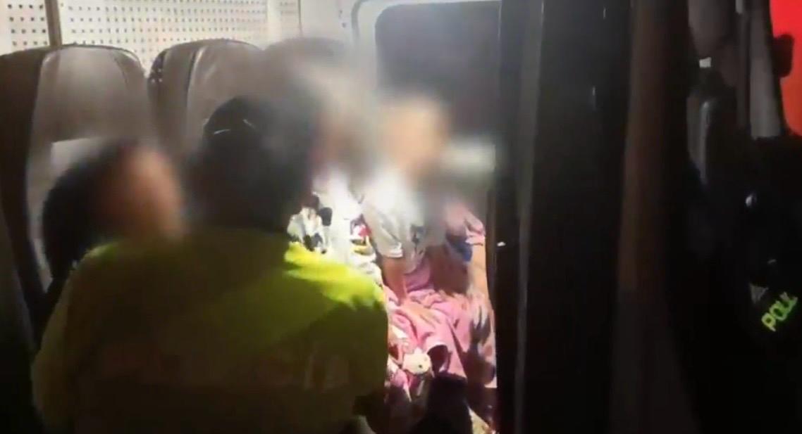 Seis menores en condiciones de abandono fueron rescatados en Usme: dos de ellos estaban solos en vía pública Una policía con tres menores de edad