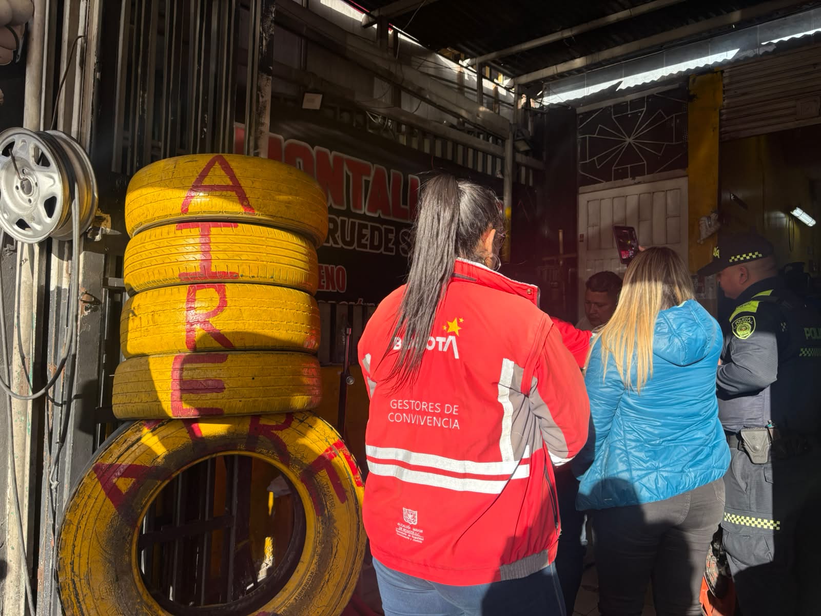 Autoridades inspeccionaron montallantas con alertas de sobrecostos y sellaron bar por irregularidades en Engativá Autoridades inspeccionaron montallantas con alertas de sobrecostos y sellaron bar por irregularidades en Engativá