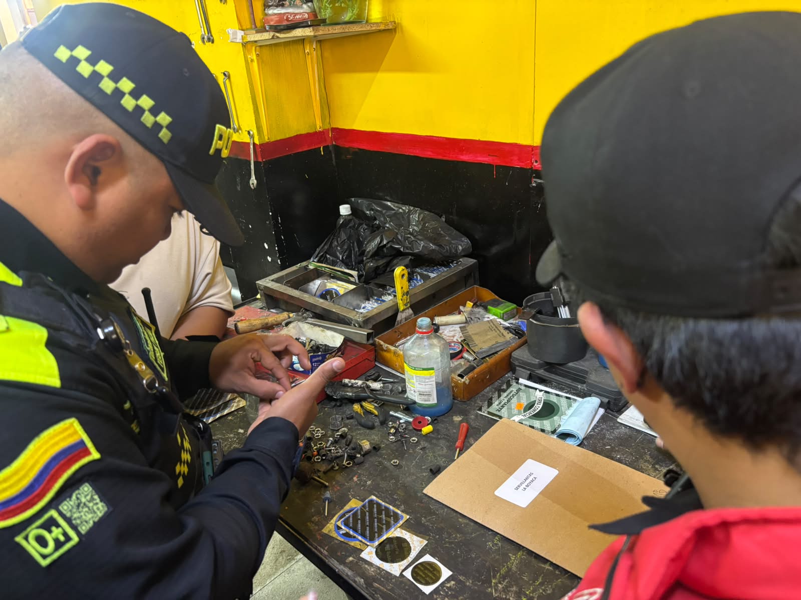 Autoridades inspeccionaron montallantas con alertas de sobrecostos y sellaron bar por irregularidades en Engativá Autoridades inspeccionaron montallantas con alertas de sobrecostos y sellaron bar por irregularidades en Engativá