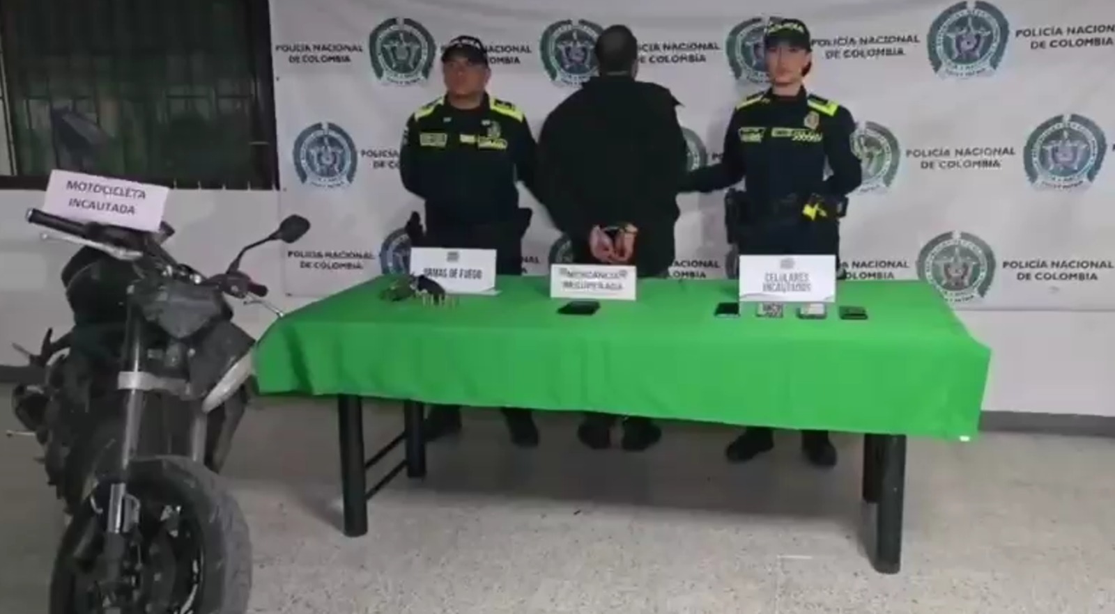 Hombre capturado junto a dos policías