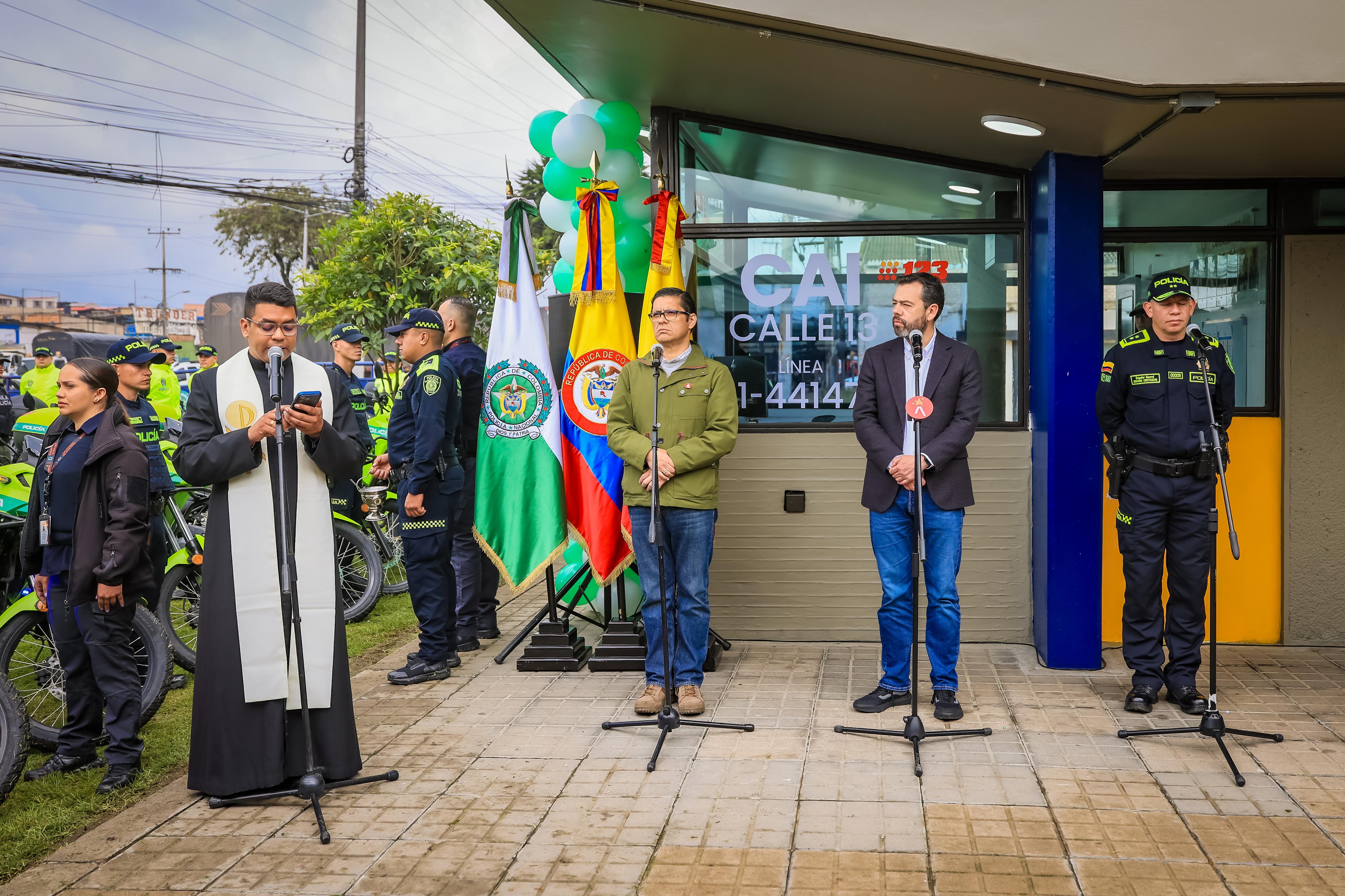 Secretario de seguridad, alcalde de Bogotá, general de la policía y un cura frente a un comando de atención inmediata