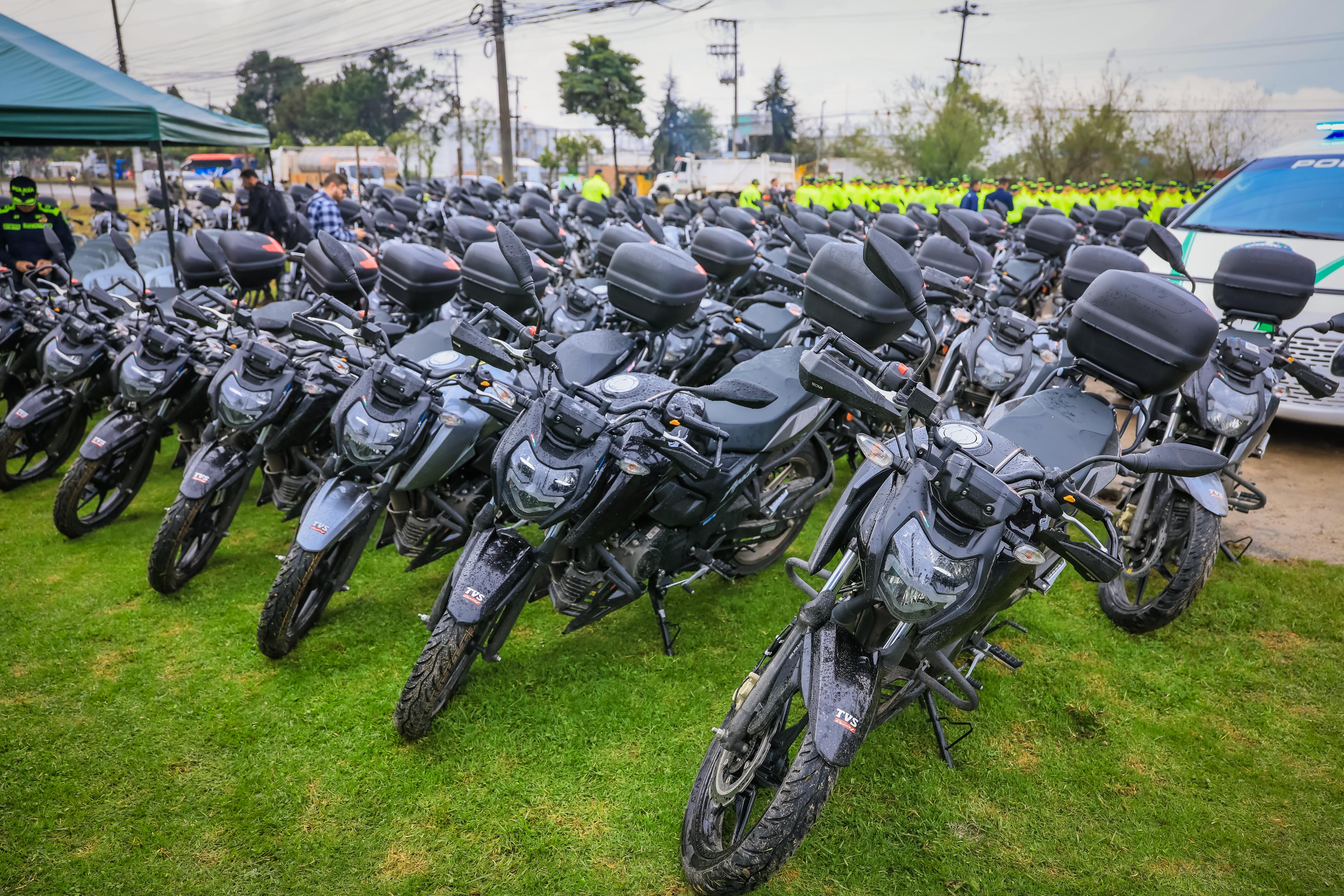 Varias motocicletas nuevas 