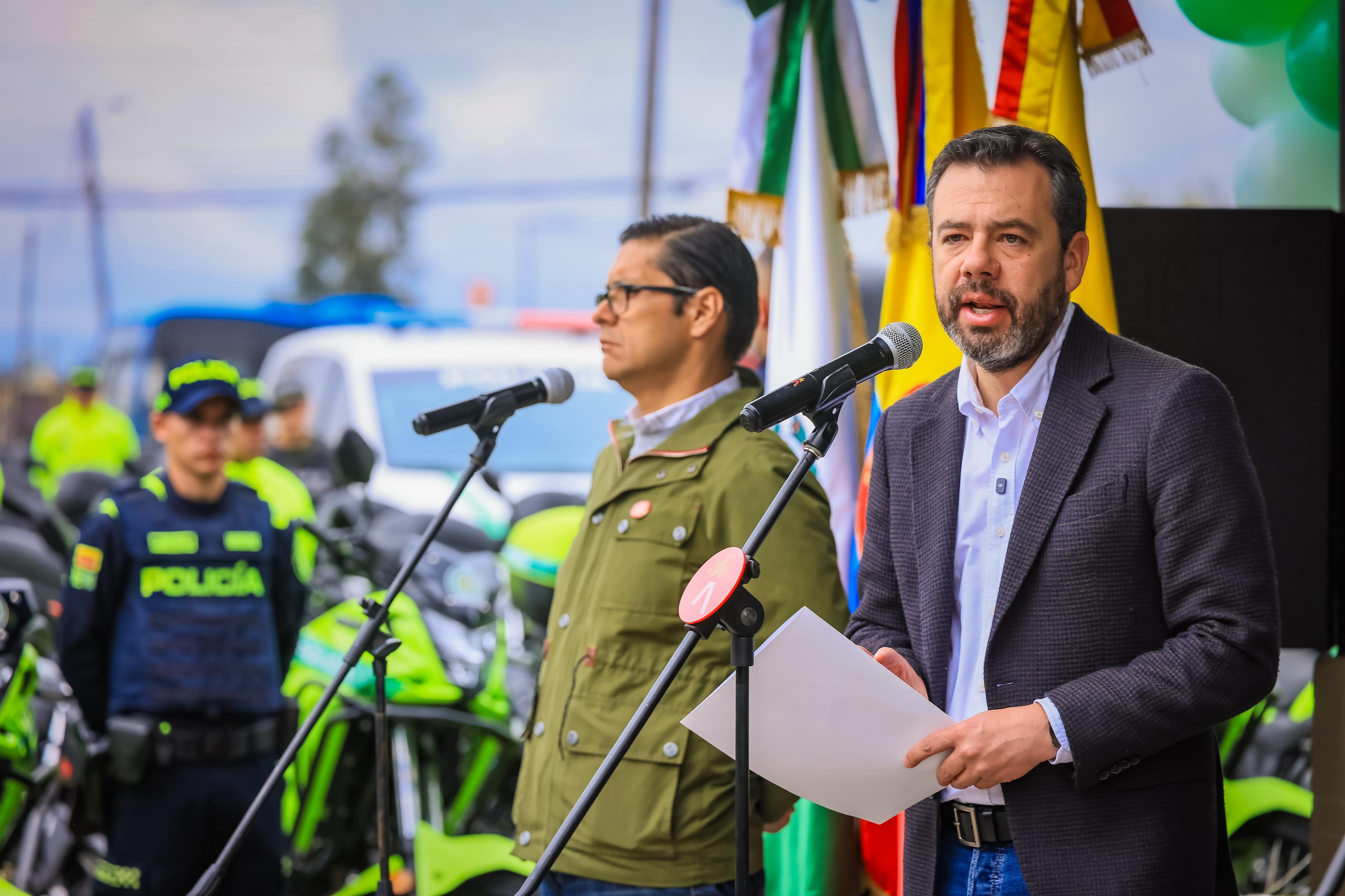 Secretario de seguridad y alcalde de Bogotá ofreciendo una rueda de prensa