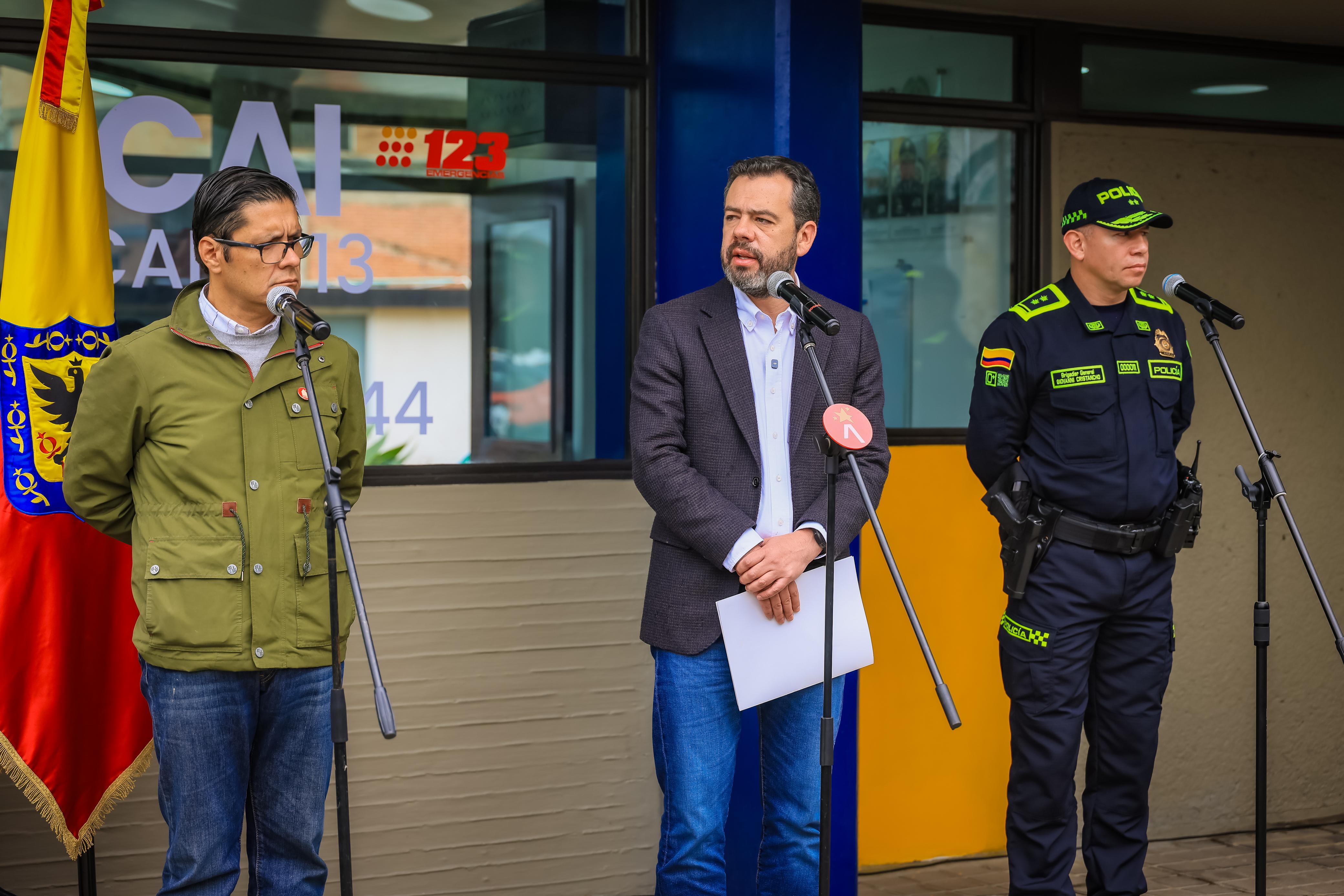 Secretario de seguridad, alcalde de Bogotá y general de la policía