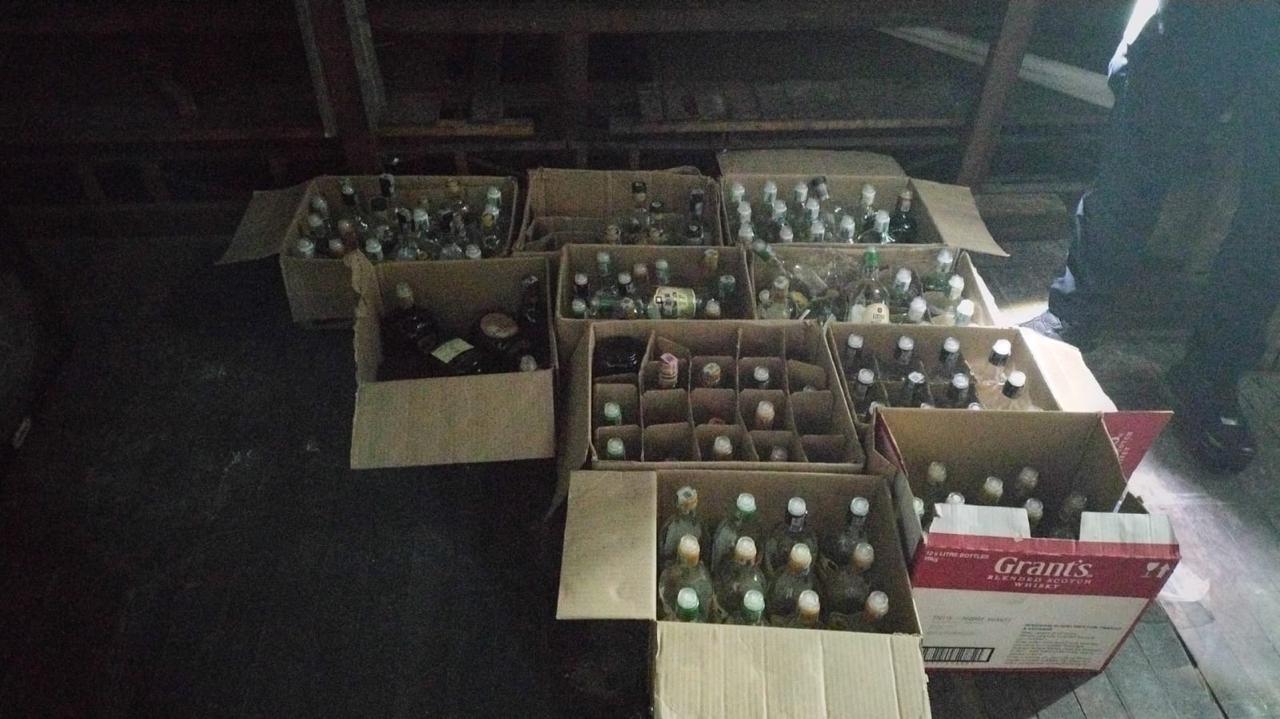 Varias botellas de licor en cajas