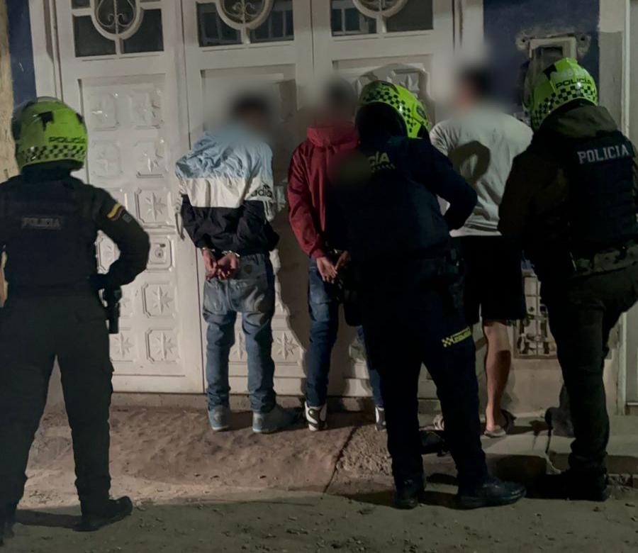 En un operativo relámpago del GAULA, fue rescatado en Bosa un ciudadano por quien exigían 20 millones de pesos Tres hombres siendo capturados por tres policías