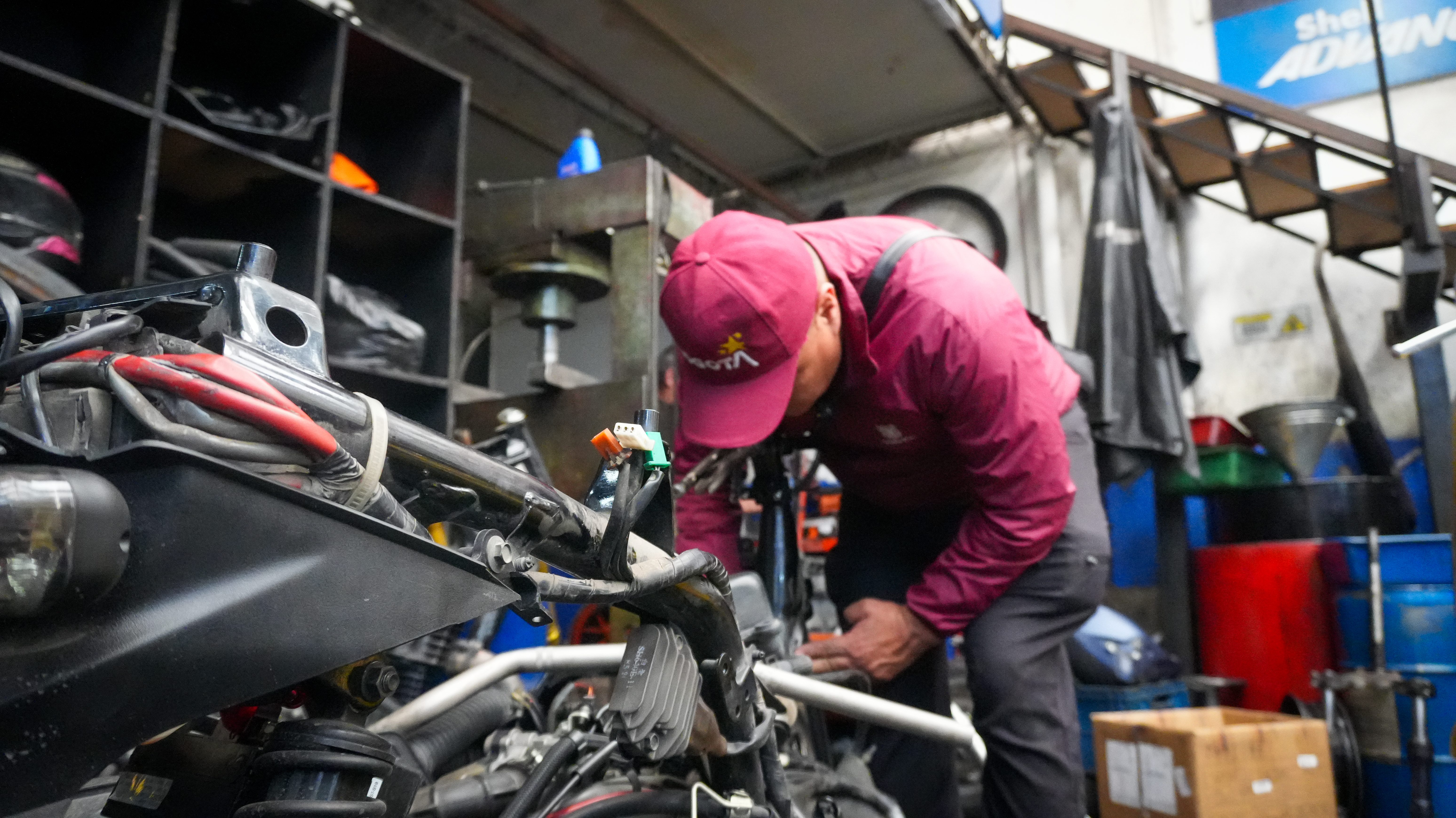 Funcionario revisando una motocicleta