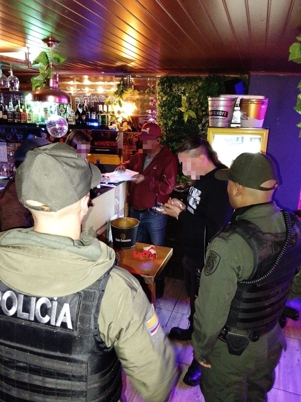 La Policía Metropolitana de Bogotá, la Secretaría de Seguridad, la Secretaría de Gobierno y las alcaldías locales realizaron operativos de inspección, vigilancia y control en las localidades de Chapinero y Ciudad Bolívar, donde fueron hallados varios menores de edad dentro de establecimientos nocturnos. En Chapinero, las intervenciones se desarrollaron en los sectores del Parque de los Hippies y la Zona T, donde fueron verificados varios bares y discotecas. En uno de ellos, las autoridades encontraron a un menor de edad que, al parecer, consumía licor. De inmediato se procedió al restablecimiento de sus derechos, con el acompañamiento de la Policía de Infancia y Adolescencia. Durante la jornada, dos establecimientos fueron suspendidos por incumplir las normas de funcionamiento y permitir el ingreso de menores de edad. En estos lugares también se incautaron varias dosis de tusi y siete botellas de licor de contrabando. Por su parte, en Ciudad Bolívar, los operativos se llevaron a cabo en los sectores de Luc La Policía Metropolitana de Bogotá, la Secretaría de Seguridad, la Secretaría de Gobierno y las alcaldías locales realizaron operativos de inspección, vigilancia y control en las localidades de Chapinero y Ciudad Bolívar, donde fueron hallados varios menores de edad dentro de establecimientos nocturnos. En Chapinero, las intervenciones se desarrollaron en los sectores del Parque de los Hippies y la Zona T, donde fueron verificados varios bares y discotecas. En uno de ellos, las autoridades encontraron a un menor de edad que, al parecer, consumía licor. De inmediato se procedió al restablecimiento de sus derechos, con el acompañamiento de la Policía de Infancia y Adolescencia. Durante la jornada, dos establecimientos fueron suspendidos por incumplir las normas de funcionamiento y permitir el ingreso de menores de edad. En estos lugares también se incautaron varias dosis de tusi y siete botellas de licor de contrabando. Por su parte, en Ciudad Bolívar, los operativos se llevaron a cabo en los sectores de Lucero y Gibraltar Sur, donde las autoridades verificaron varios establecimientos abiertos al público y suspendieron dos por permitir el ingreso de menores y vender bebidas alcohólicas sin cumplir las condiciones exigidas. En total, fueron restablecidos los derechos de dos menores de edad, quienes fueron hallados dentro de los locales durante los controles. Además, se incautaron 10 dosis de estupefacientes durante requisas a personas. Ahora bien, por no ejercer el debido control sobre sus hijos, los padres de los menores fueron sancionados firmando un compromiso para evitar reincidir en este tipo de conductas. La Secretaría de Seguridad aseguró que estas acciones hacen parte del plan de control y prevención desplegado en establecimientos nocturnos de toda la ciudad, con el propósito de proteger a niños, niñas y adolescentes y evitar su exposición a entornos de riesgo asociados al consumo de licor, drogas o actividades ilegales. Asimismo, recordaron que la protección de los menores es una corresponsabilidad e
