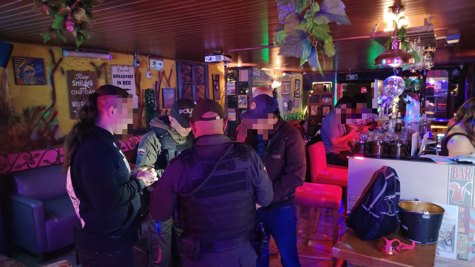 Refuerzan operativos nocturnos en Bogotá: hallan menores en bares de Chapinero y Ciudad Bolívar donde había droga y licor de contrabando Refuerzan operativos nocturnos en Bogotá: hallan menores en bares de Chapinero y Ciudad Bolívar donde había droga y licor de contrabando