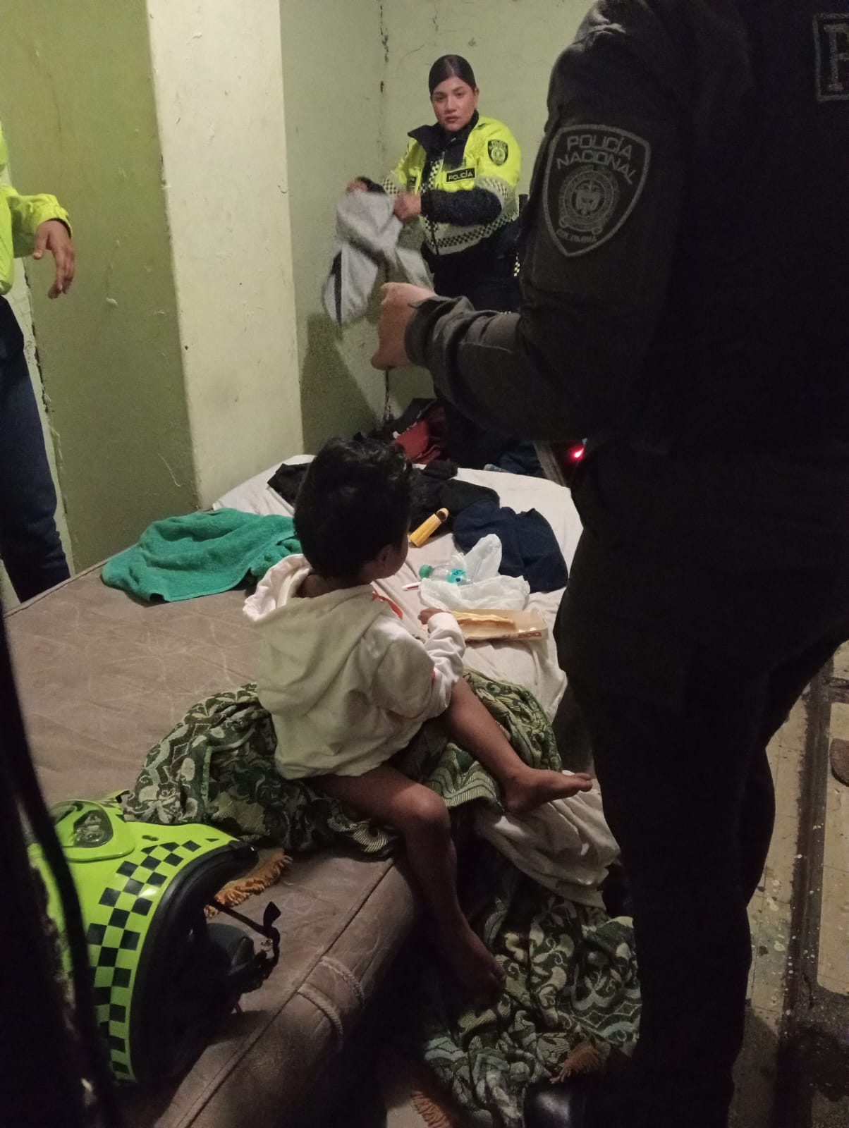 Hallan niño de 4 años en estado de abandono y capturan a tres personas por hurto durante operativo en pagadiarios de Santa Fe Niño de 4 años en una habitación con policías