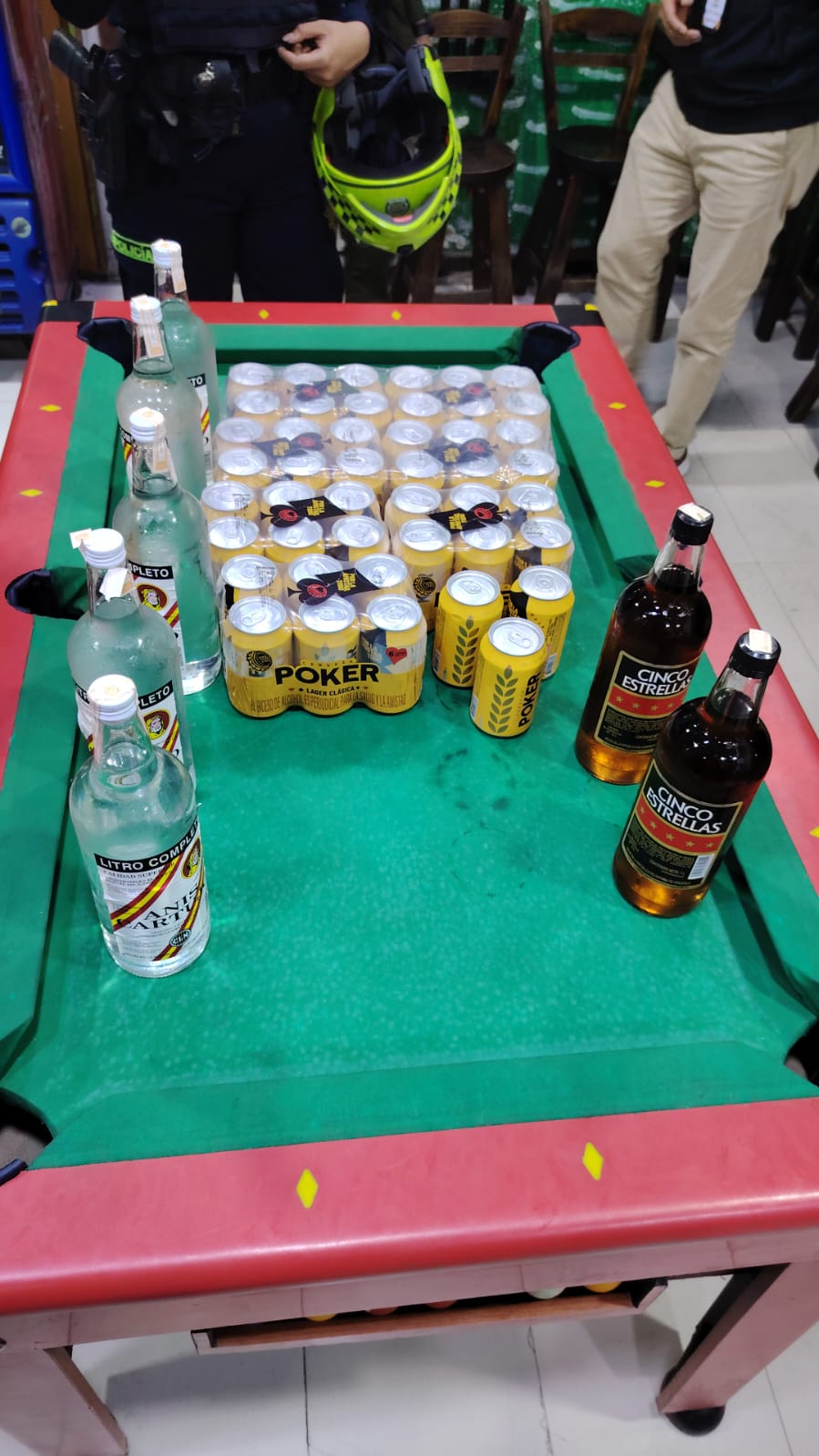 https://scj.gov.co/prensa/noticias/hallan-nino-de-4-anos-en-estado-de-abandono-y-capturan-tres-personas-por-hurto Latas de cerveza y botellas de licor