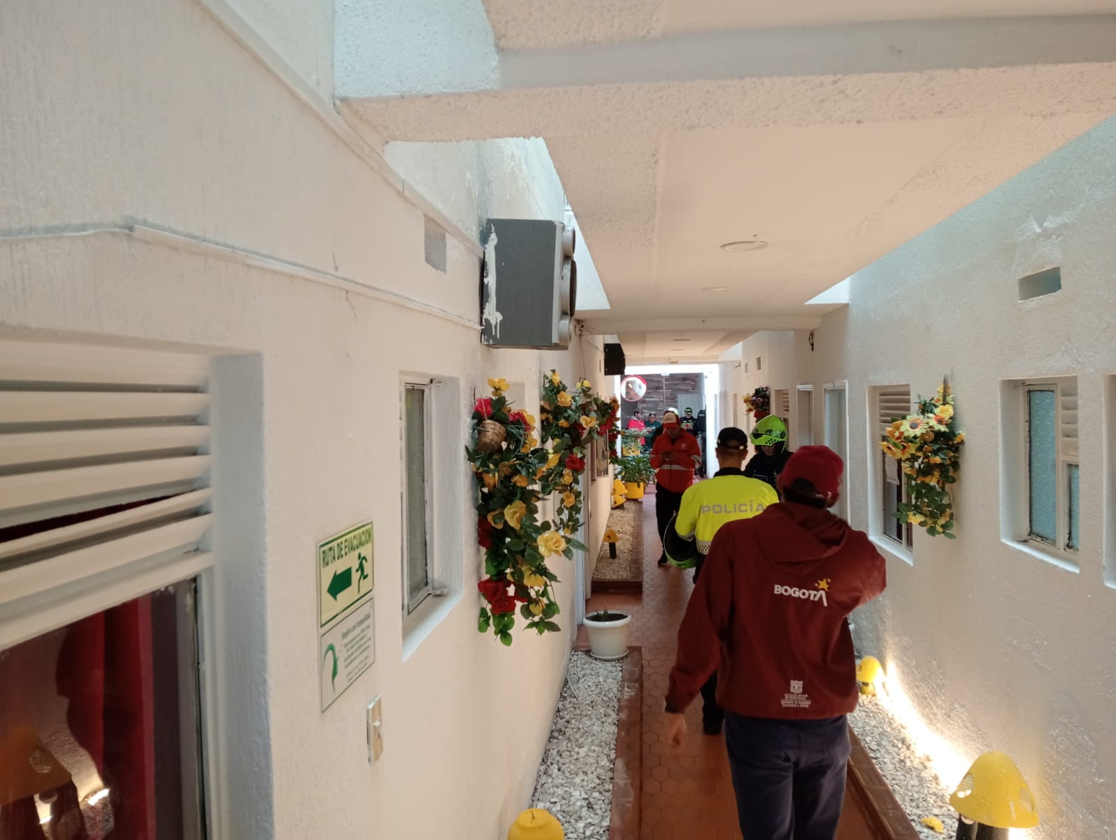 Hallan niño de 4 años en estado de abandono y capturan a tres personas por hurto durante operativo en pagadiarios de Santa Fe Personas caminando por los pasillos de un pagadiario