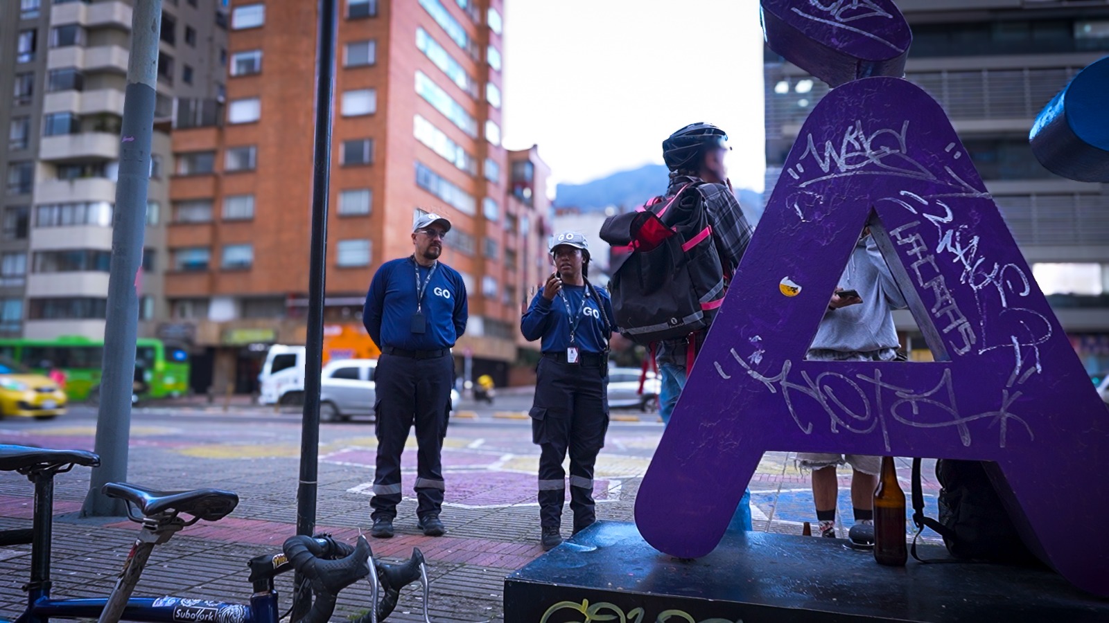 Personas caminando por un parque