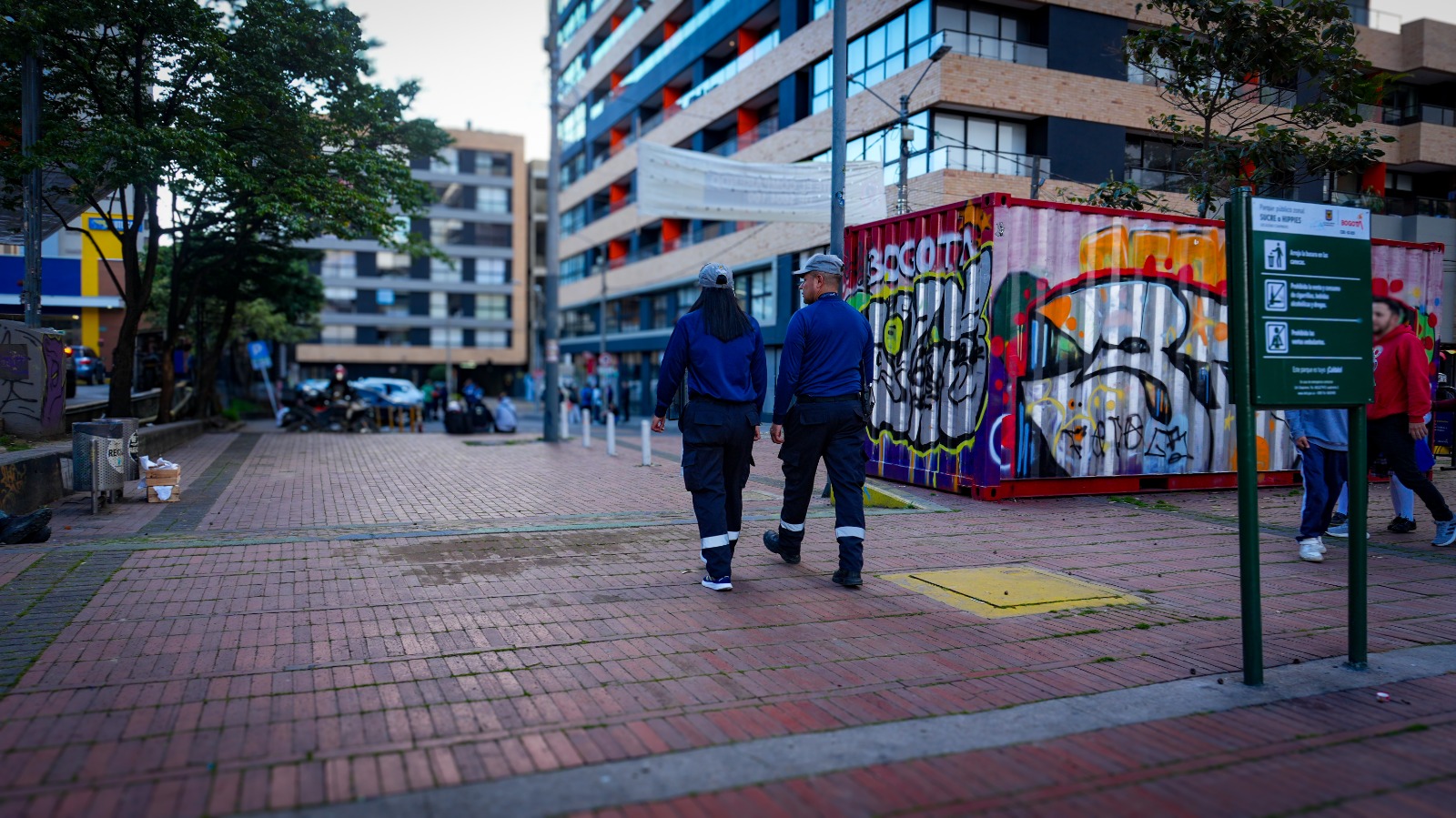 Personas caminando por un parque