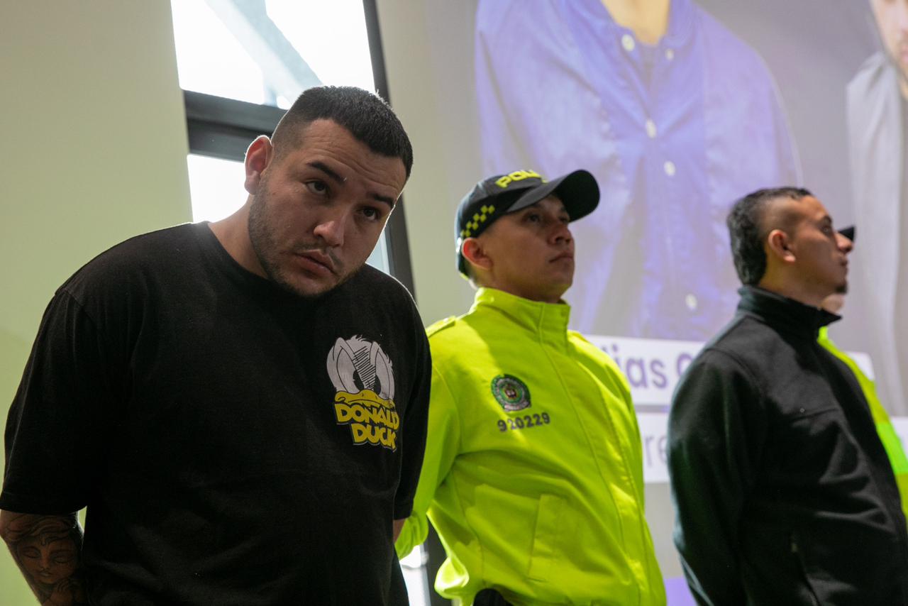 Dos hombres capturados junto a dos policías