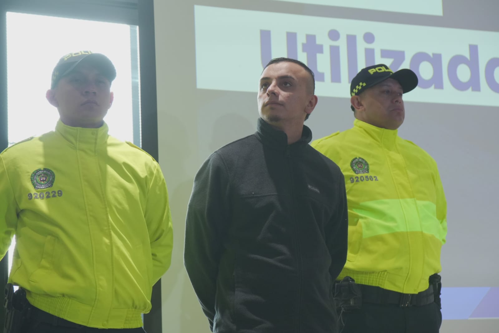 Dos hombres capturados junto a dos policías