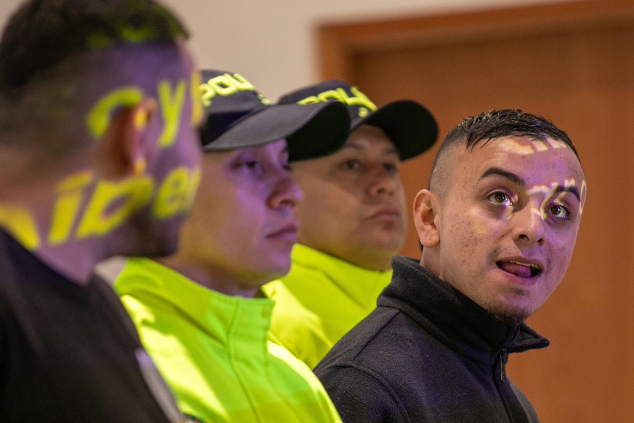 Dos hombres capturados junto a dos policías