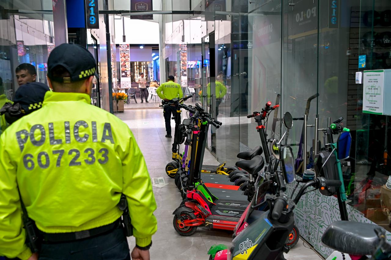 Ocultas en la oficina de un parqueadero y en un taller de mantenimiento: así fueron incautadas en la Calle 13 dos patinetas eléctricas hurtadas Ocultas en la oficina de un parqueadero y en un taller de mantenimiento: así fueron incautadas en la Calle 13 dos patinetas eléctricas hurtadas