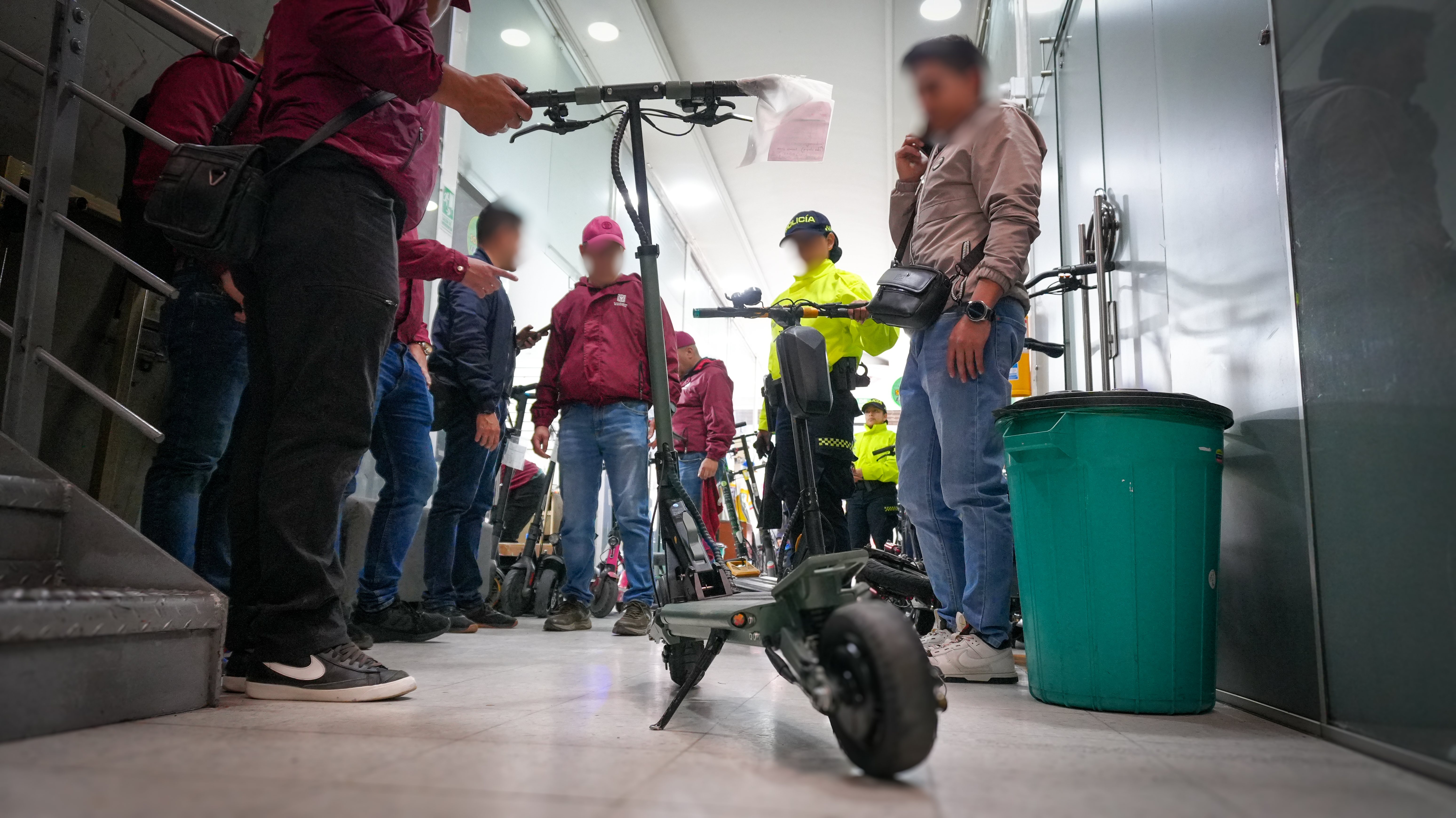Varias personas y una patineta eléctrica