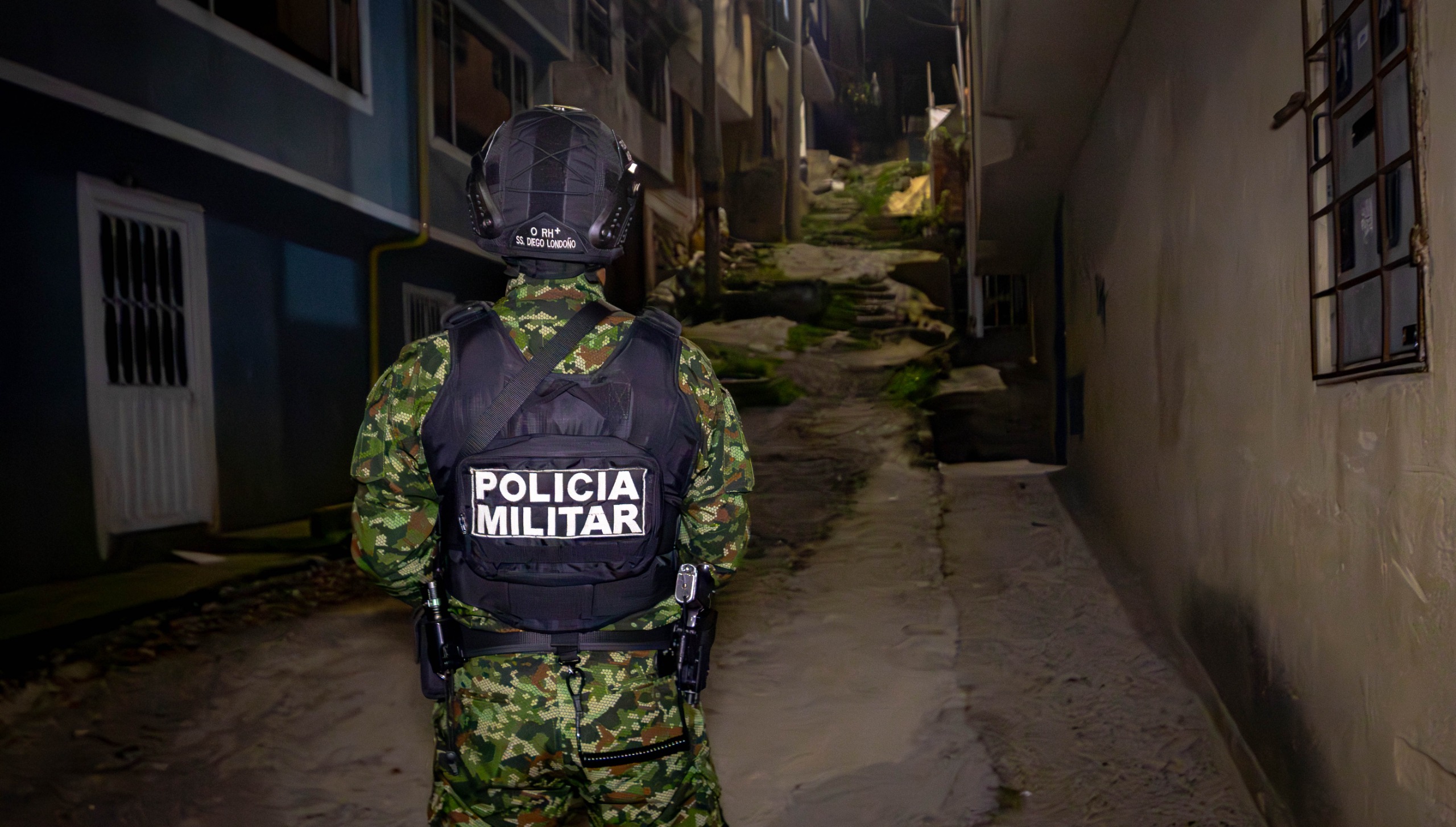 Un hombre de la policía militar en una calle de noche