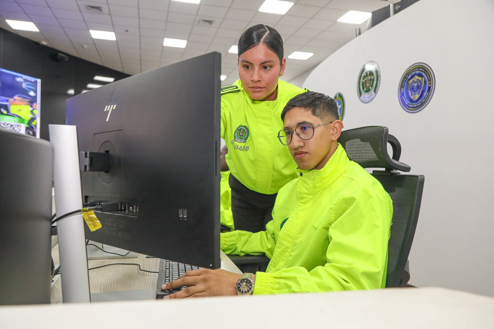 Dos policías en un call center