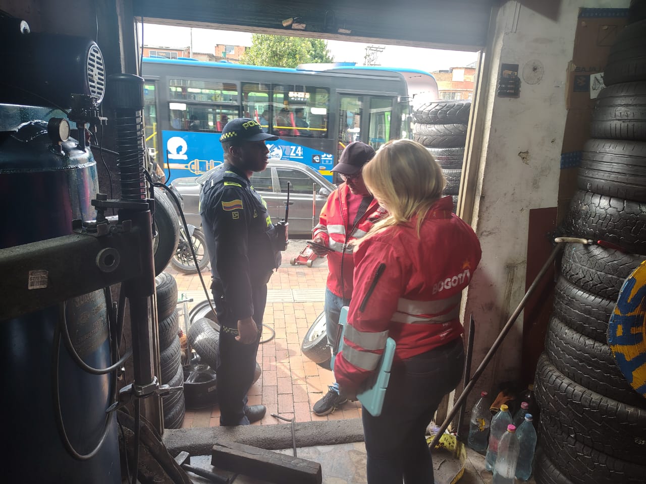 Autoridades suspenden montallantas en Aures, Suba en una nueva ofensiva contra los ‘pinchallantas’ Tres personas en un montallantas