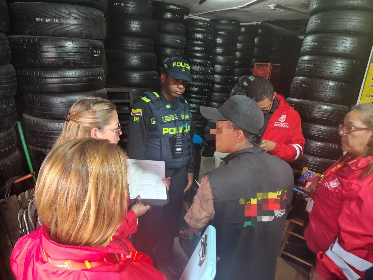 Autoridades suspenden montallantas en Aures, Suba en una nueva ofensiva contra los ‘pinchallantas’ Varias personas en un montallantas