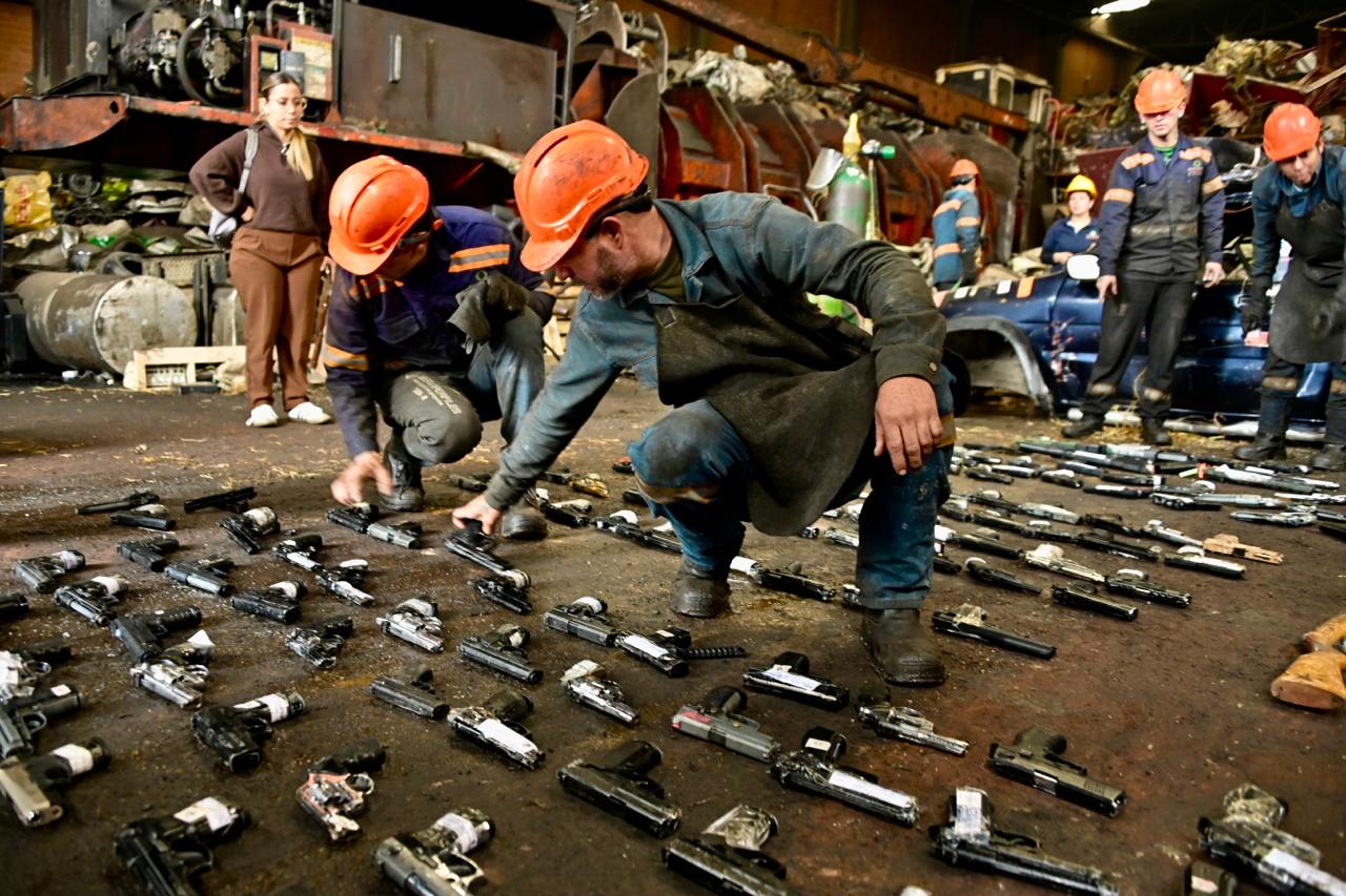 Pistolas traumáticas, cuchillos y tambos: así fueron destruidas más de 170 mil armas incautadas en Bogotá Hombres con varias armas en el piso