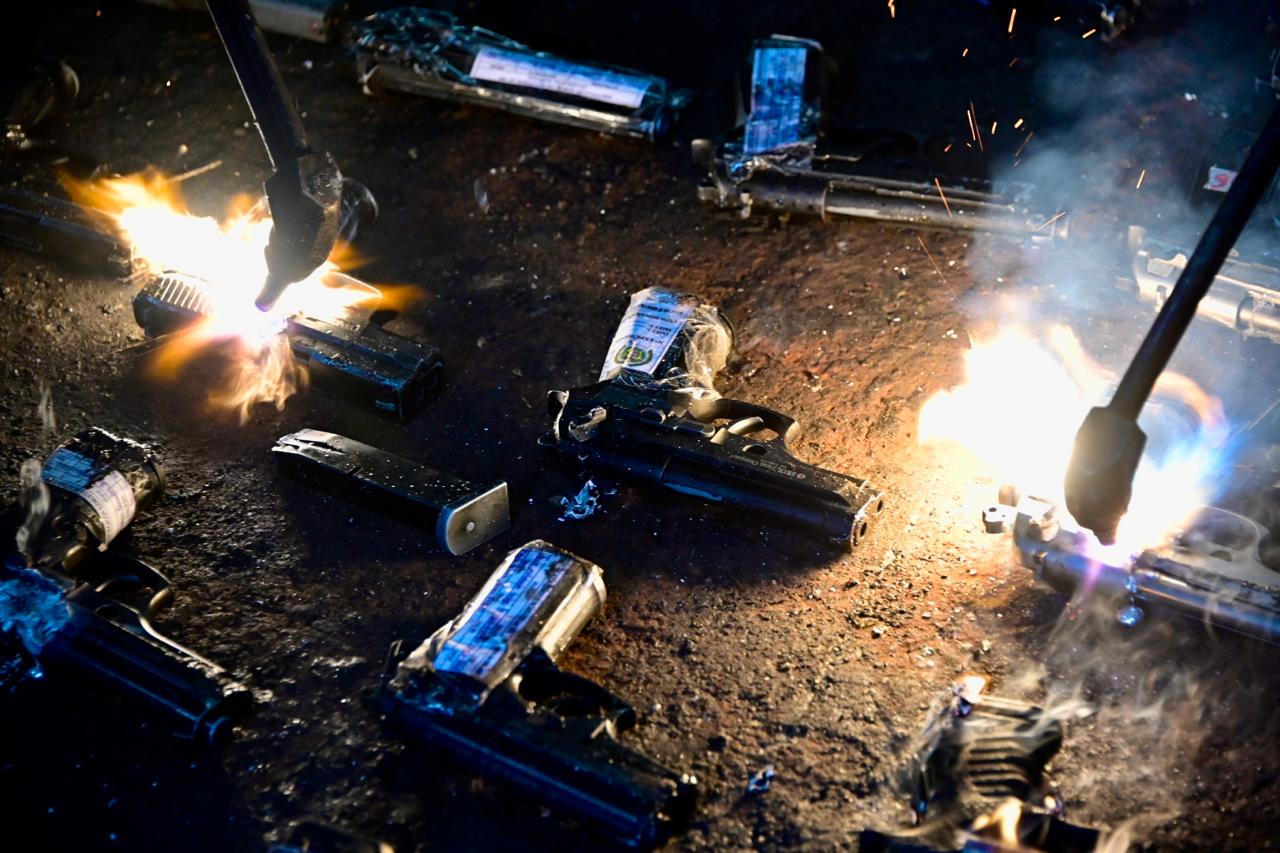 Pistolas traumáticas, cuchillos y tambos: así fueron destruidas más de 170 mil armas incautadas en Bogotá Armas siendo fundidas con soplete