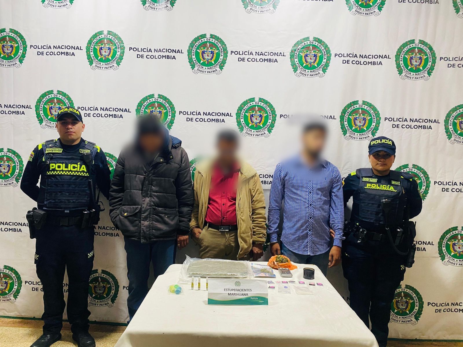 Video | Sorprendidos y capturados en flagrancia cuando transportaban marihuana en un taxi en el barrio Egipto Video | Sorprendidos y capturados en flagrancia cuando transportaban marihuana en un taxi en el barrio Egipto