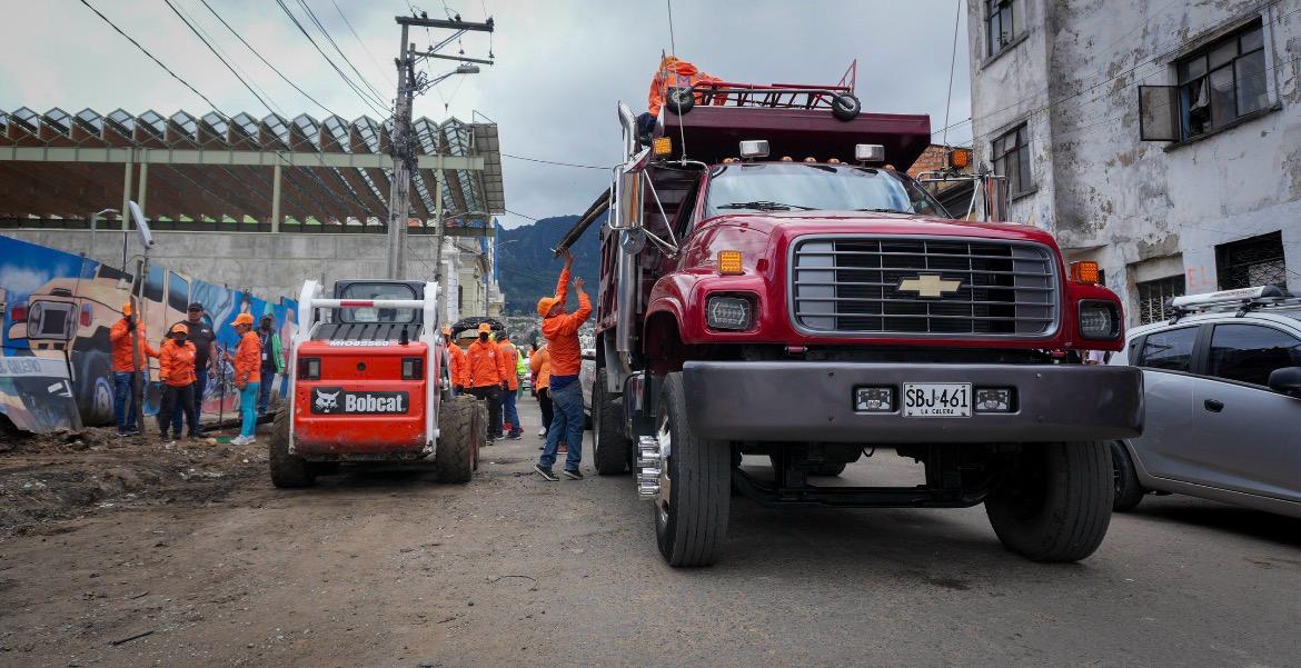 Hombres limpiando espacio público