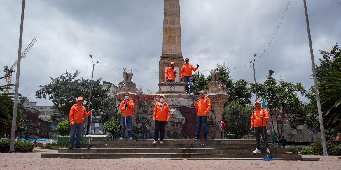 Hombres limpiando espacio público