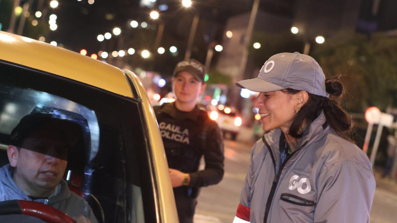 En Chapinero bajan los hurtos en lo corrido de 2026 Una mujer hablando con un taxista