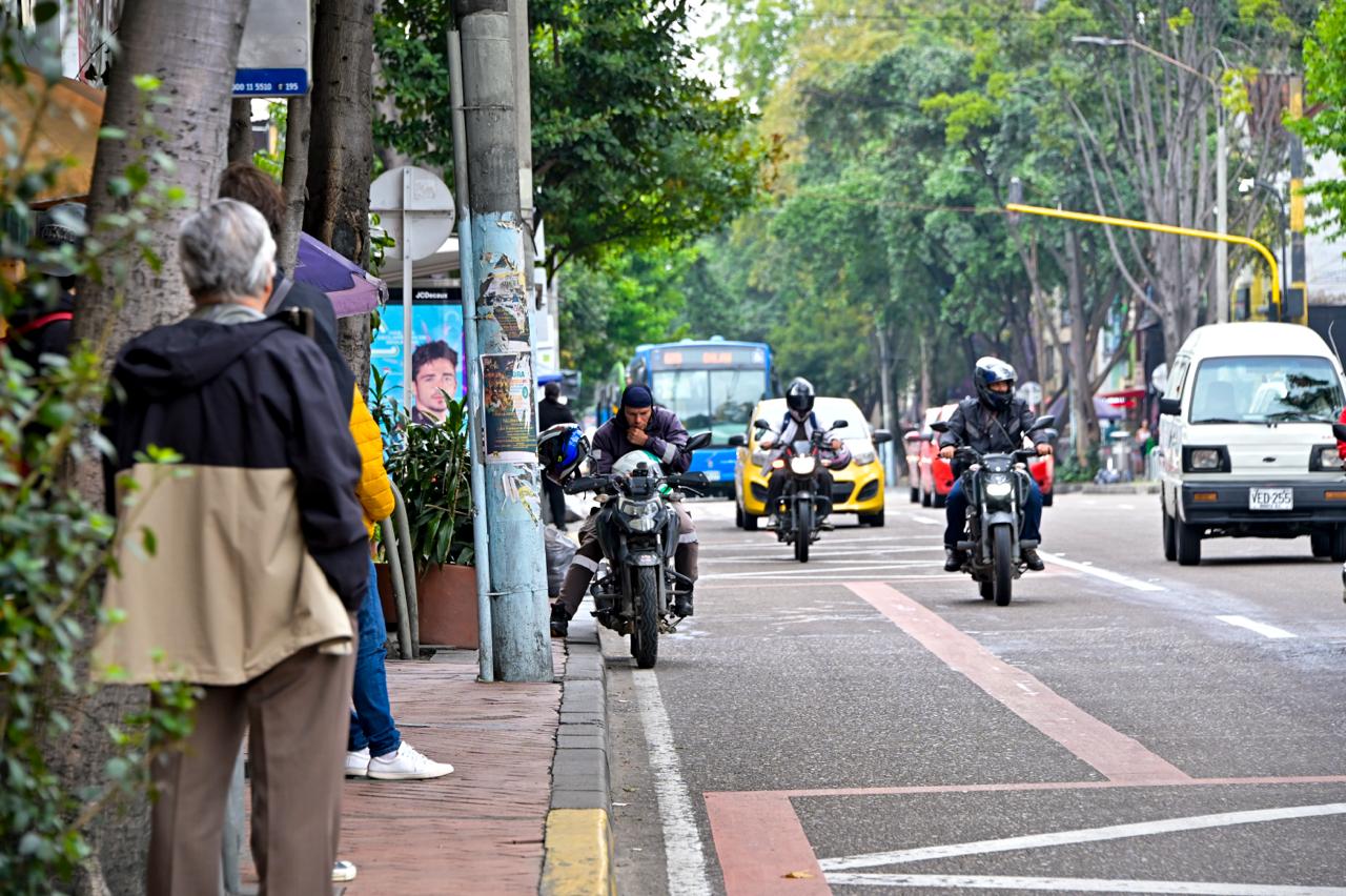 En Chapinero bajan los hurtos en lo corrido de 2026 Carro, motos y personas en una calle de la ciudad