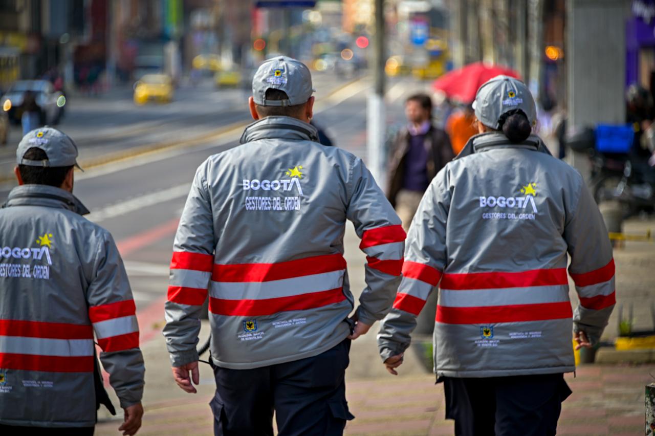 En Chapinero bajan los hurtos en lo corrido de 2026 Tres gestores del orden caminando por la ciudad