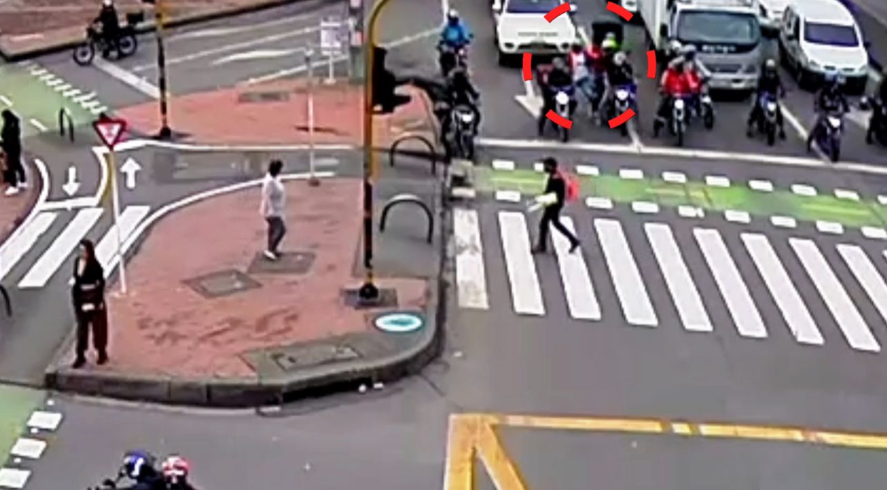 Riña entre motociclistas en la Calle 80 terminó con dos capturados: todo quedó grabado en cámaras Varios motociclistas en un semáforo