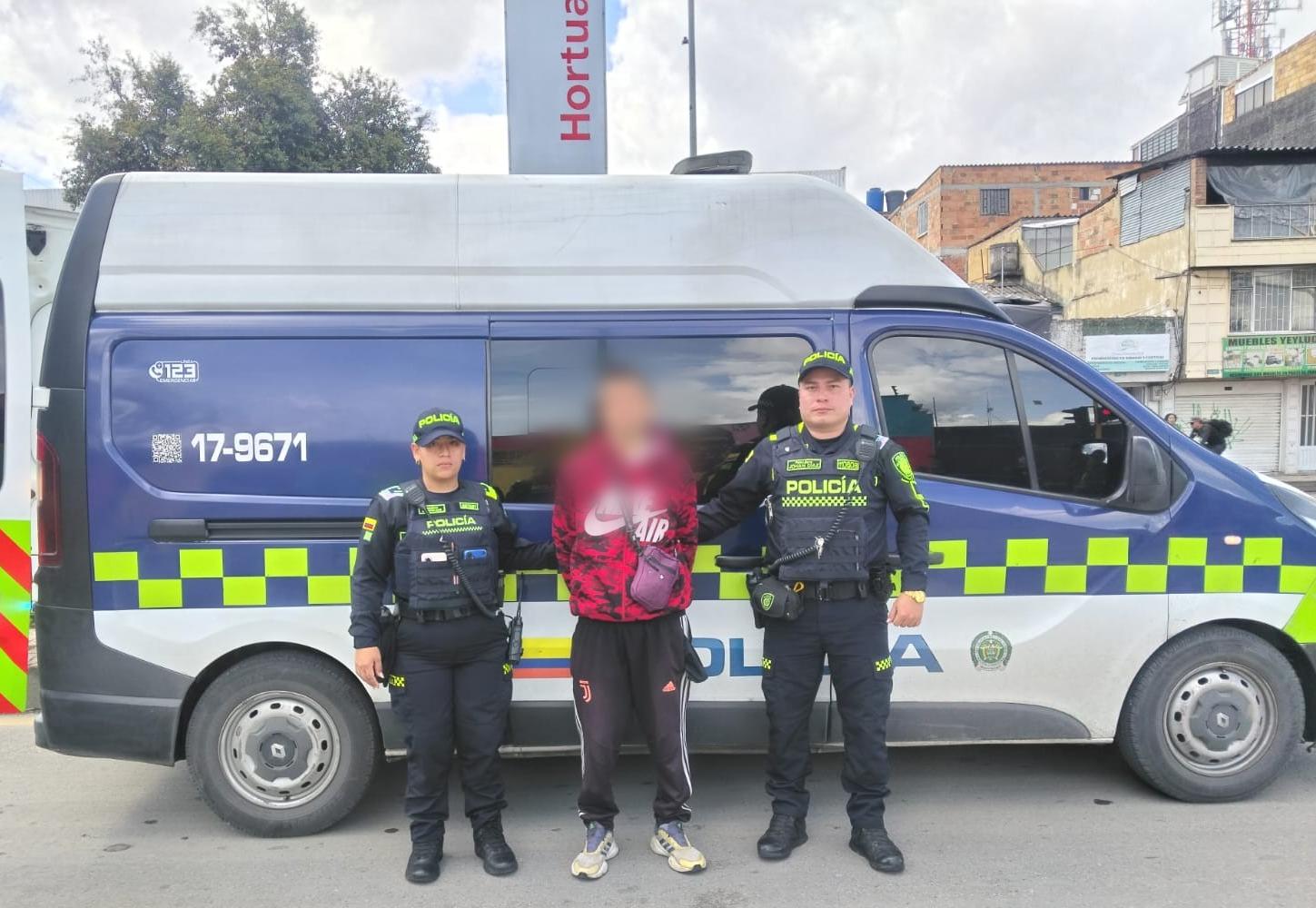 Intentó robar un celular y se tiró a las vías de TransMilenio para escapar: resultó capturado Intentó robar un celular y se tiró a las vías de TransMilenio para escapar: resultó capturado
