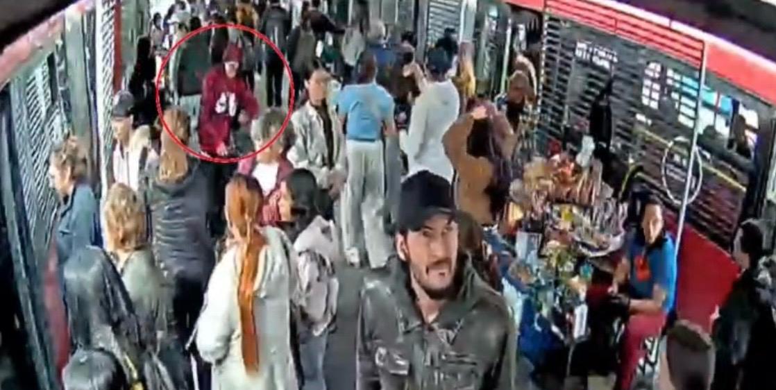 Intentó robar un celular y se tiró a las vías de TransMilenio para escapar: resultó capturado Intentó robar un celular y se tiró a las vías de TransMilenio para escapar: resultó capturado