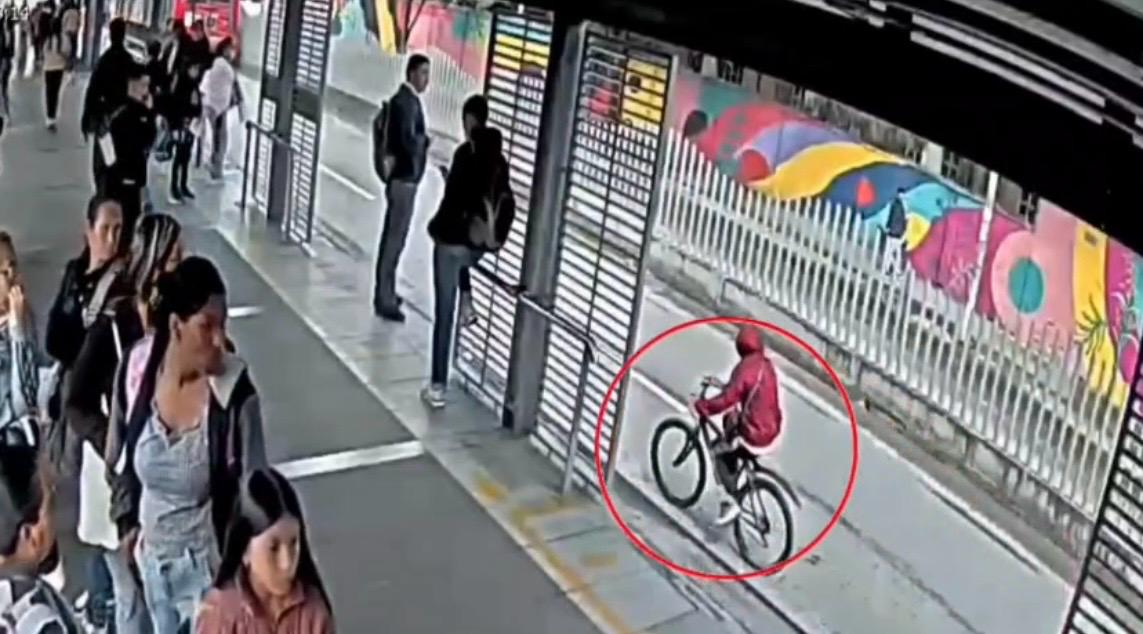 Intentó robar un celular y se tiró a las vías de TransMilenio para escapar: resultó capturado Intentó robar un celular y se tiró a las vías de TransMilenio para escapar: resultó capturado