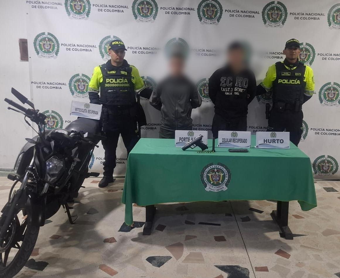 Dos hombres capturados junto a dos policías