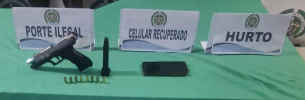 Arma y celular incautado
