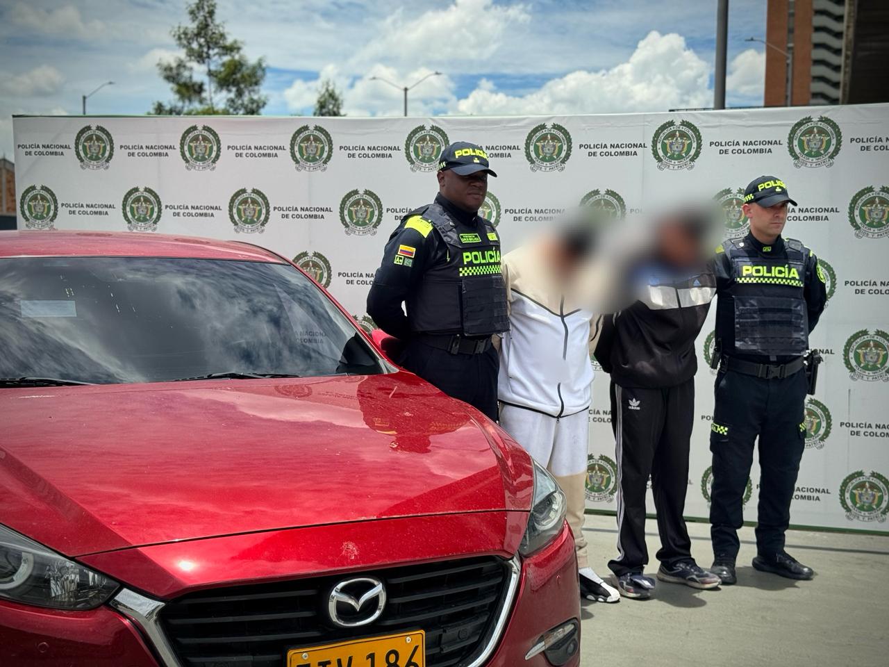 Dos hombres capturados junto a dos policías
