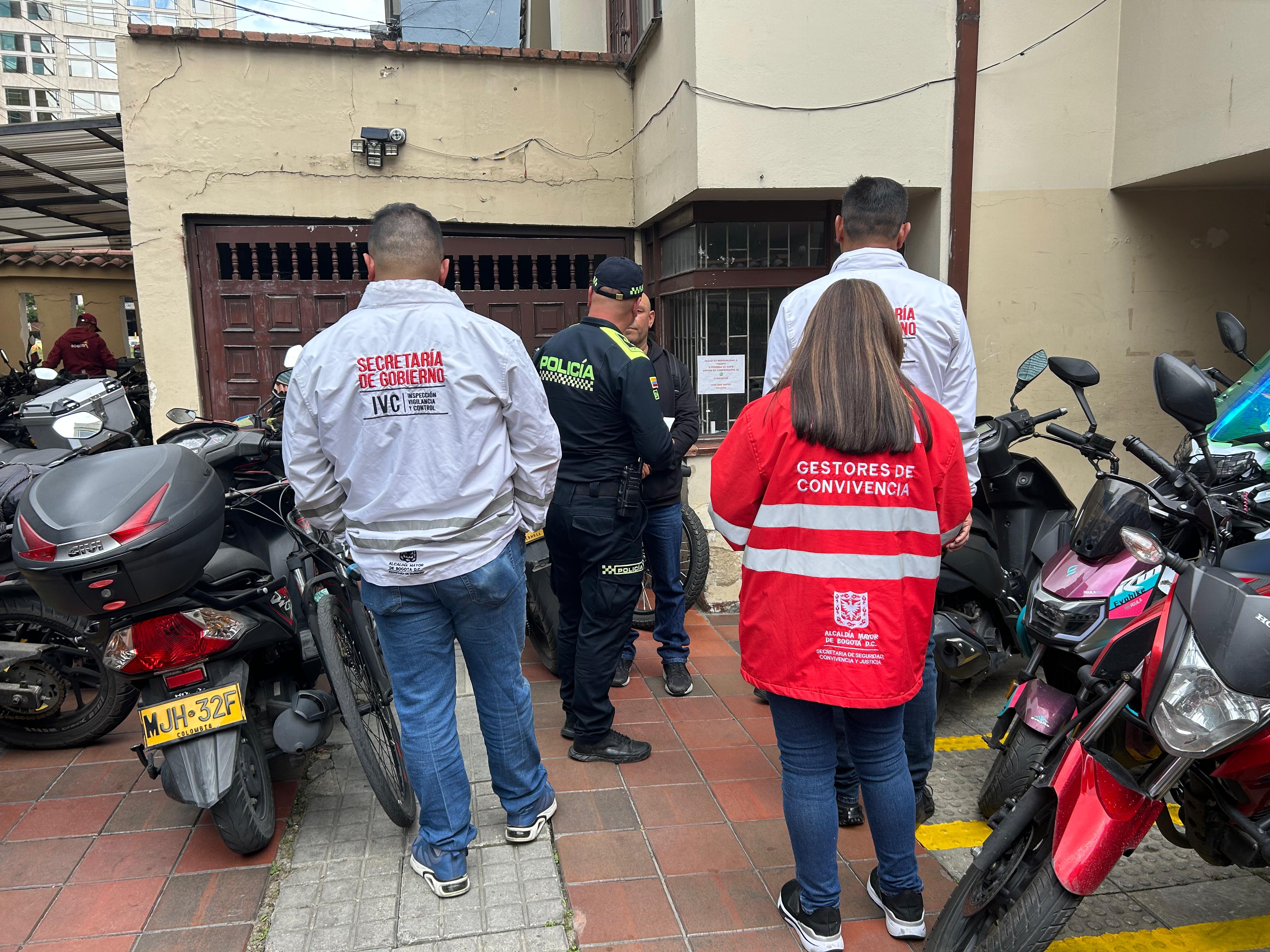 Suspendidos tres parqueaderos que operaban de manera ilegal en garajes y salas en casas de Usaquén Suspendidos tres parqueaderos que operaban de manera ilegal en garajes y salas en casas de Usaquén