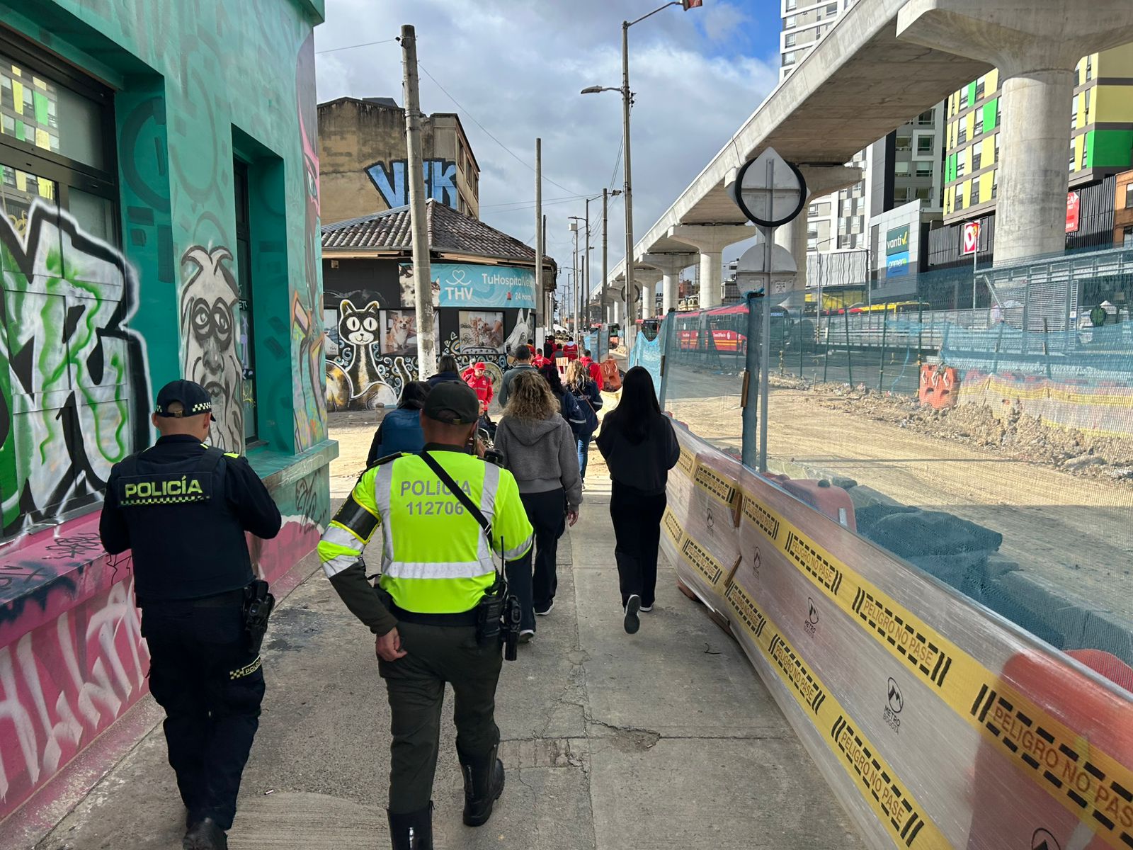 Megatoma nocturna en la troncal Caracas dejó varios capturados en flagrancia y recuperación de celulares y patinetas hurtadas Varias personas caminando por una calle