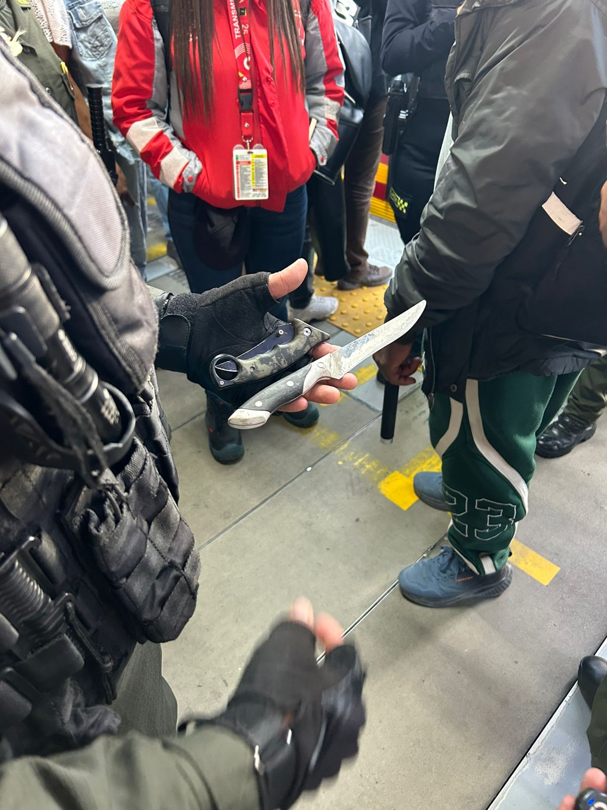 Megatoma nocturna en la troncal Caracas dejó varios capturados en flagrancia y recuperación de celulares y patinetas hurtadas Armas incautadas en transmilenio