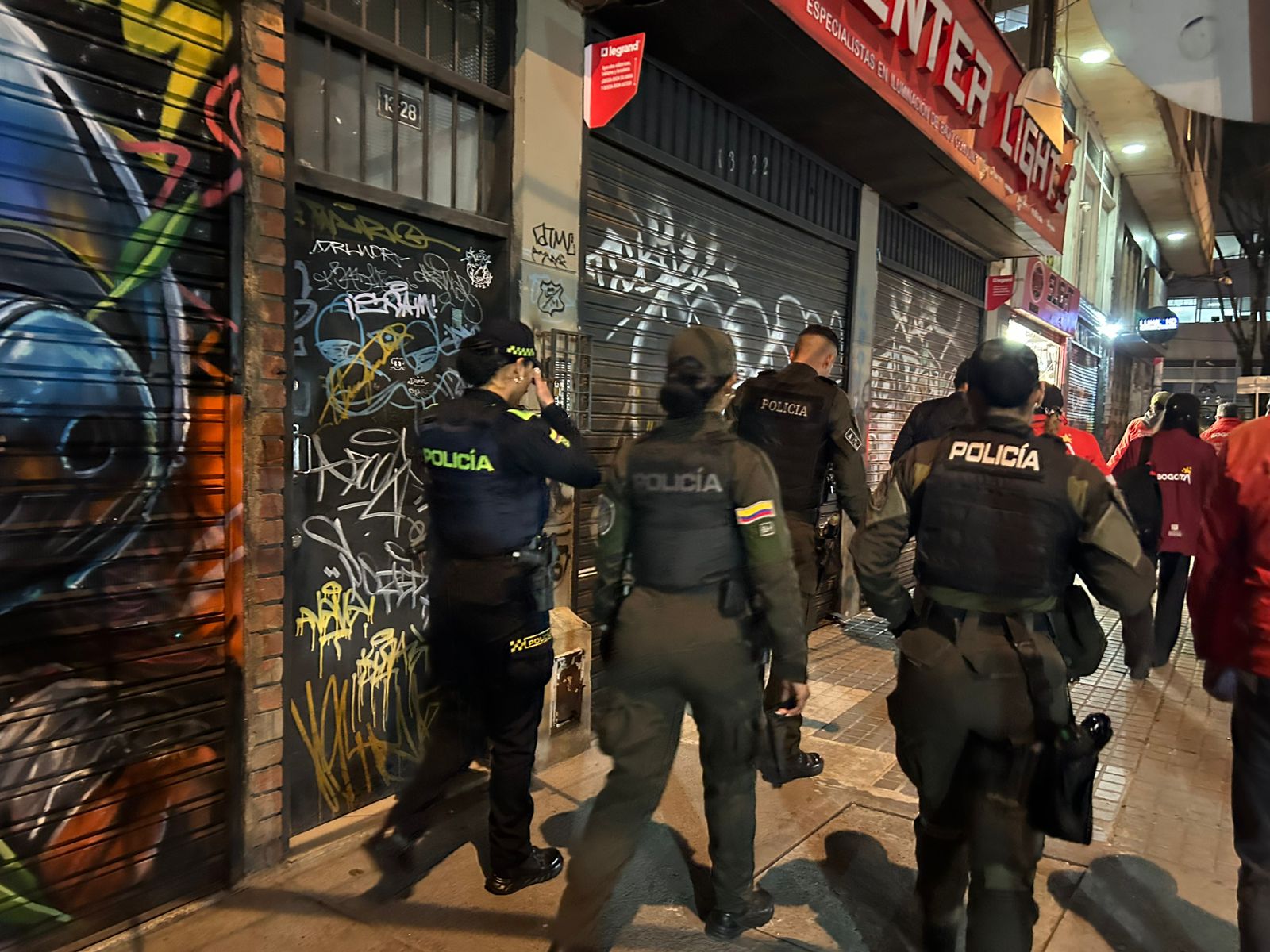 Megatoma nocturna en la troncal Caracas dejó varios capturados en flagrancia y recuperación de celulares y patinetas hurtadas Varios policías en una calle