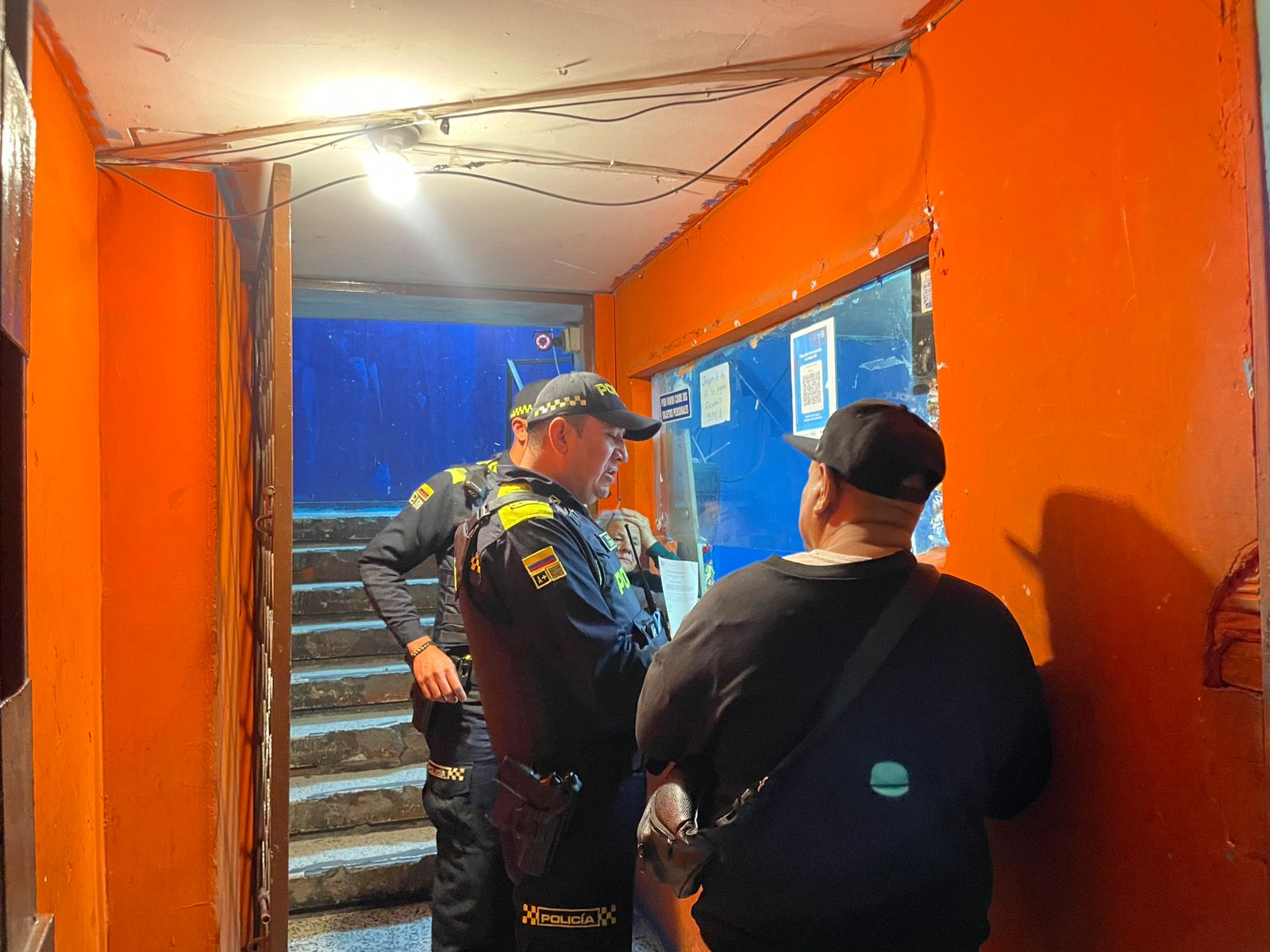 Megatoma nocturna en la troncal Caracas dejó varios capturados en flagrancia y recuperación de celulares y patinetas hurtadas Policía inspeccionando un pagadiario